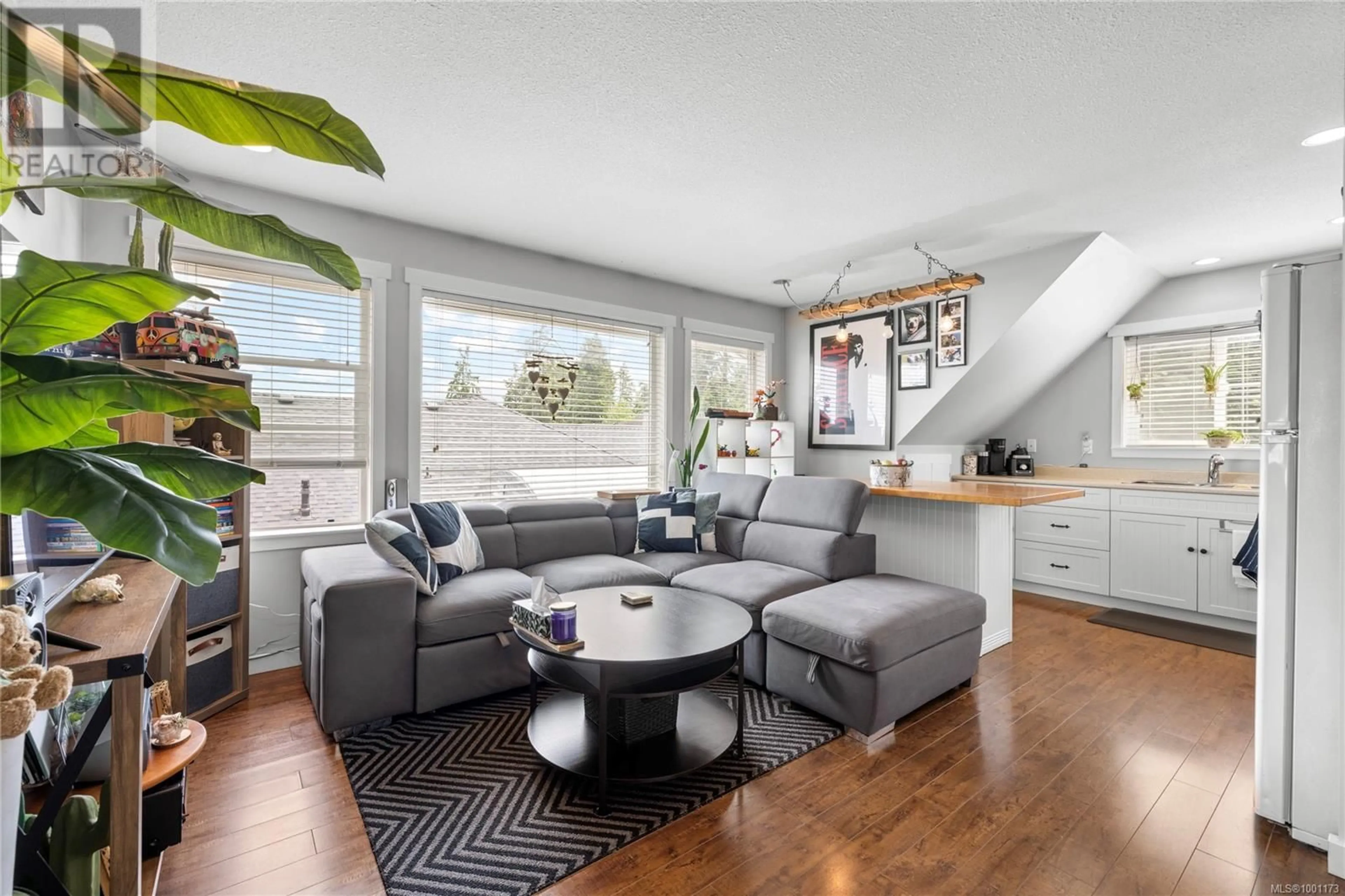 Living room with furniture, wood/laminate floor for 174 STANFORD AVENUE EAST, Parksville British Columbia V9P1M2