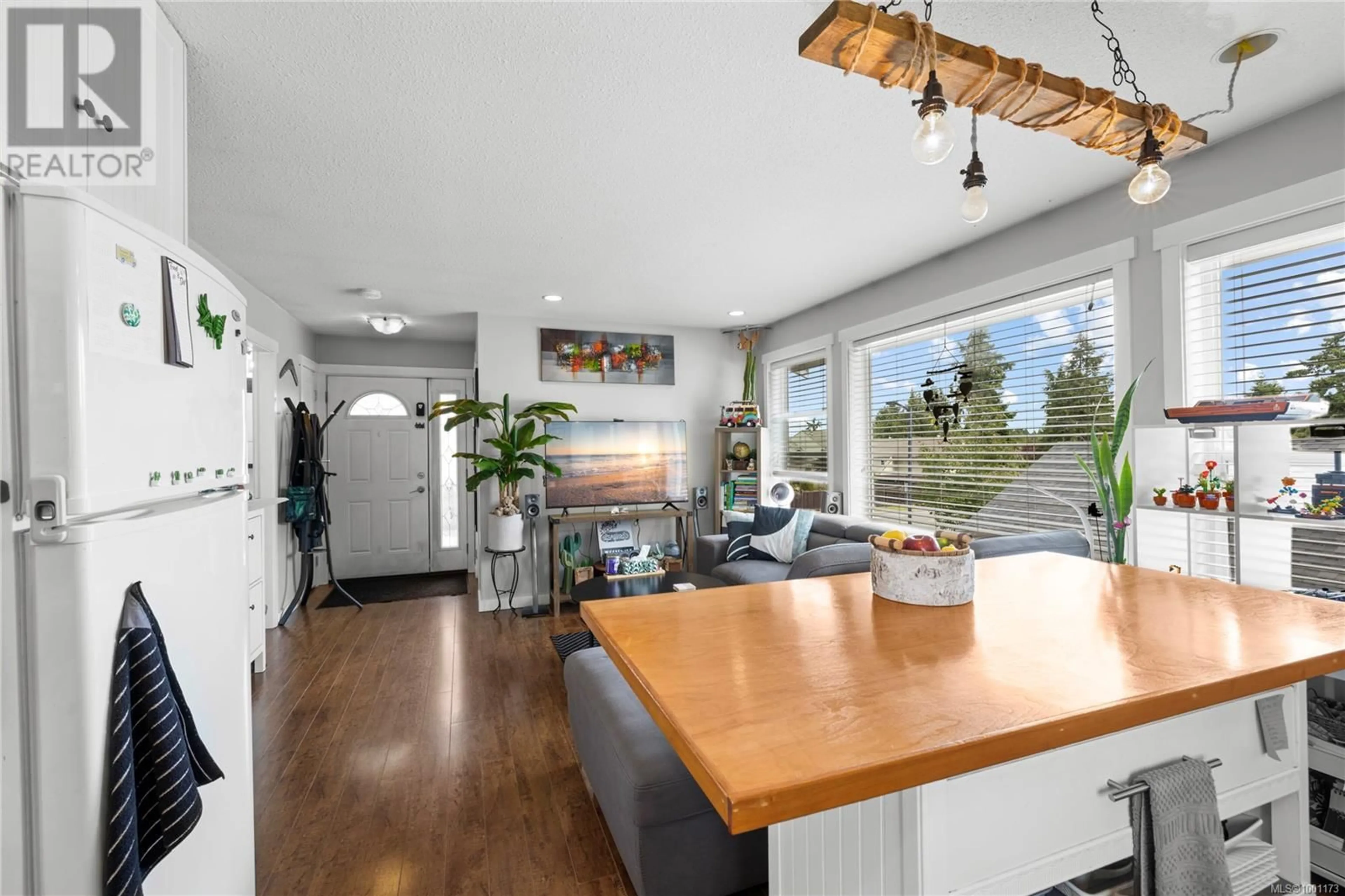 Open concept kitchen, wood/laminate floor for 174 STANFORD AVENUE EAST, Parksville British Columbia V9P1M2