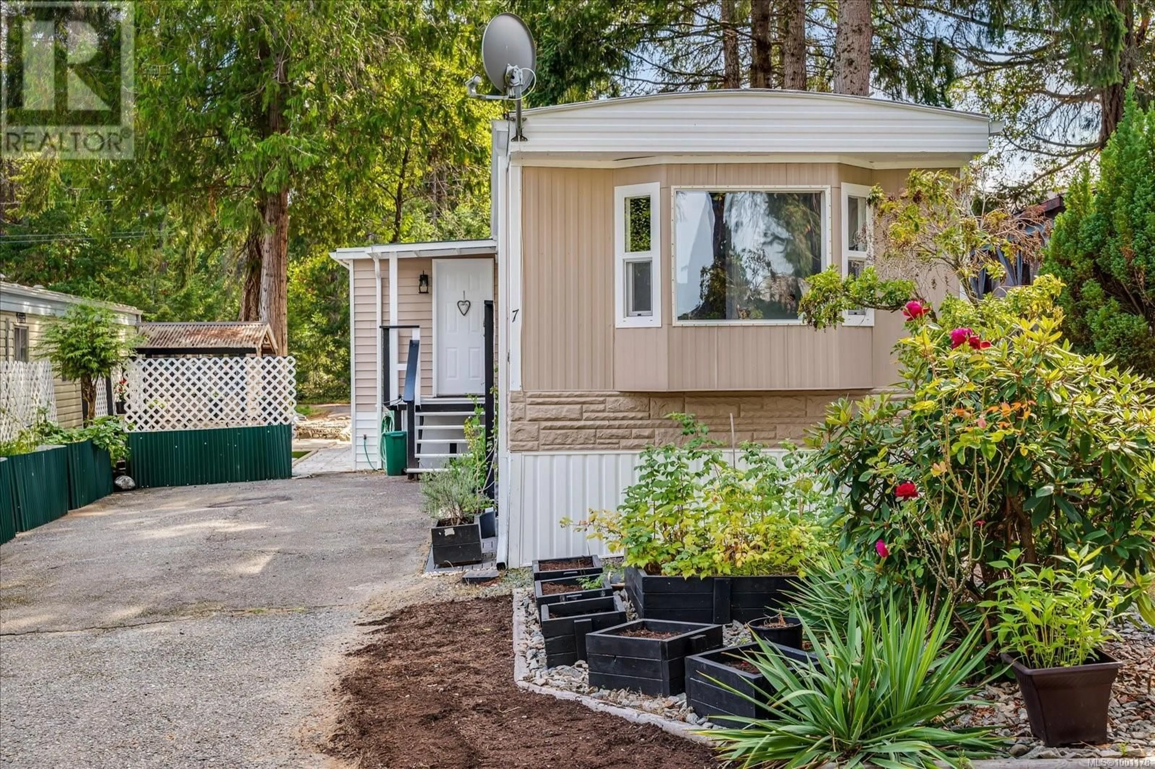 Home with vinyl exterior material, street for 7 - 1247 ARBUTUS ROAD, Parksville British Columbia V9P1R4