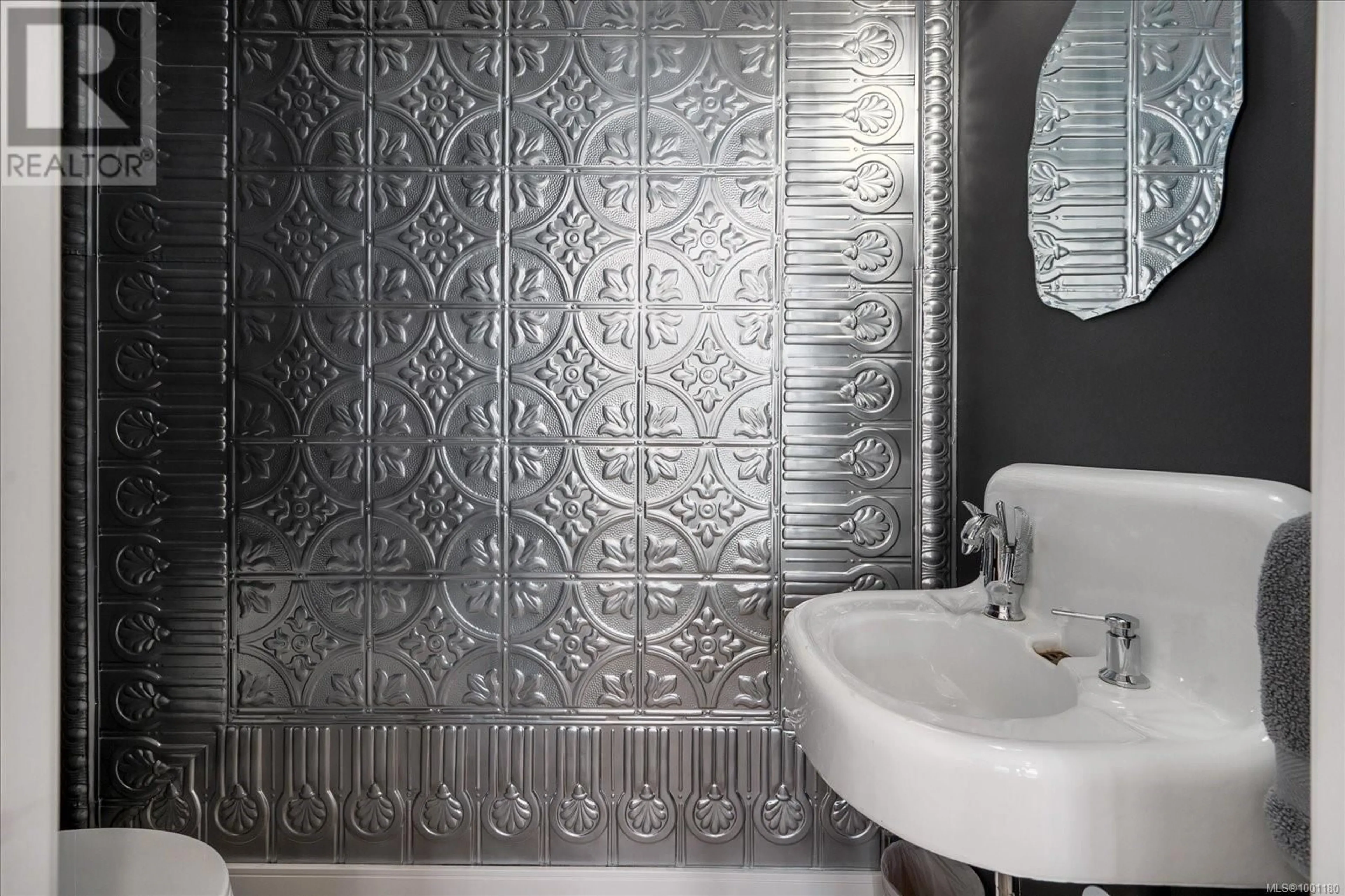 Contemporary bathroom, ceramic/tile floor for 13 GILLESPIE STREET, Nanaimo British Columbia V9R4Y2