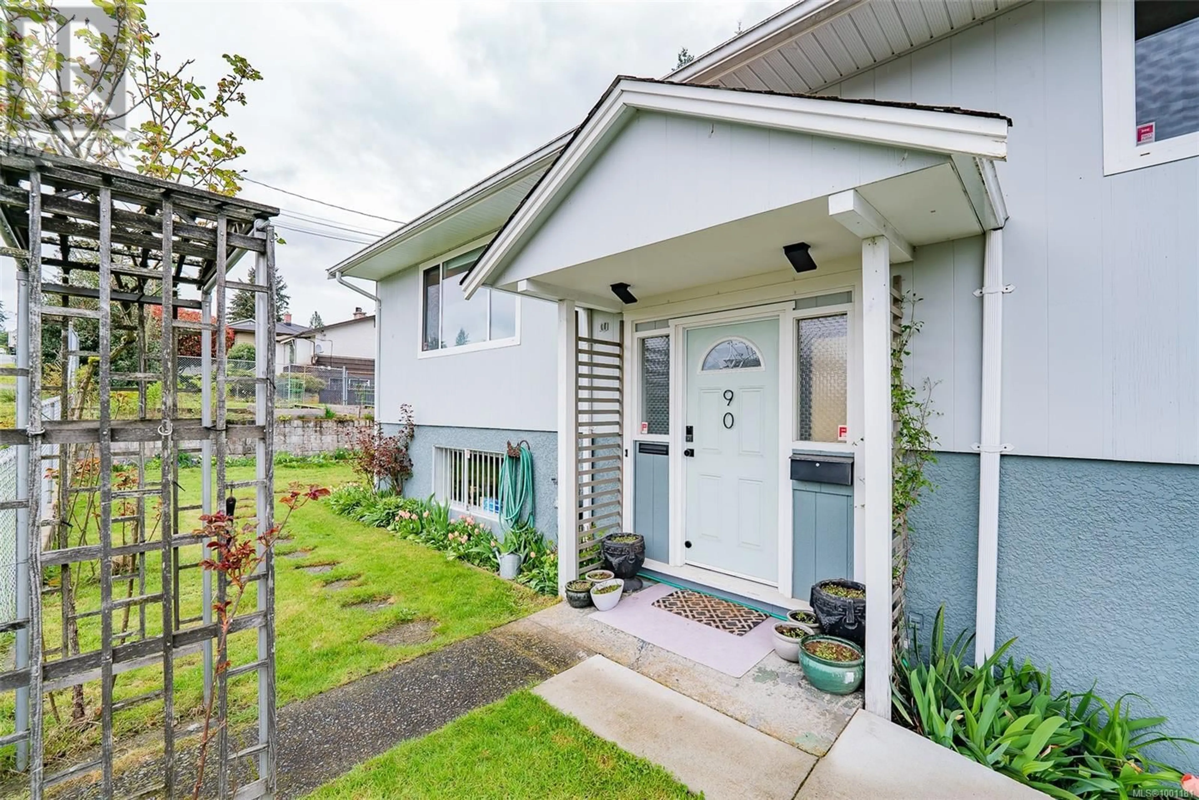 Home with vinyl exterior material, street for 90 WAKESIAH AVENUE, Nanaimo British Columbia V9R3J8