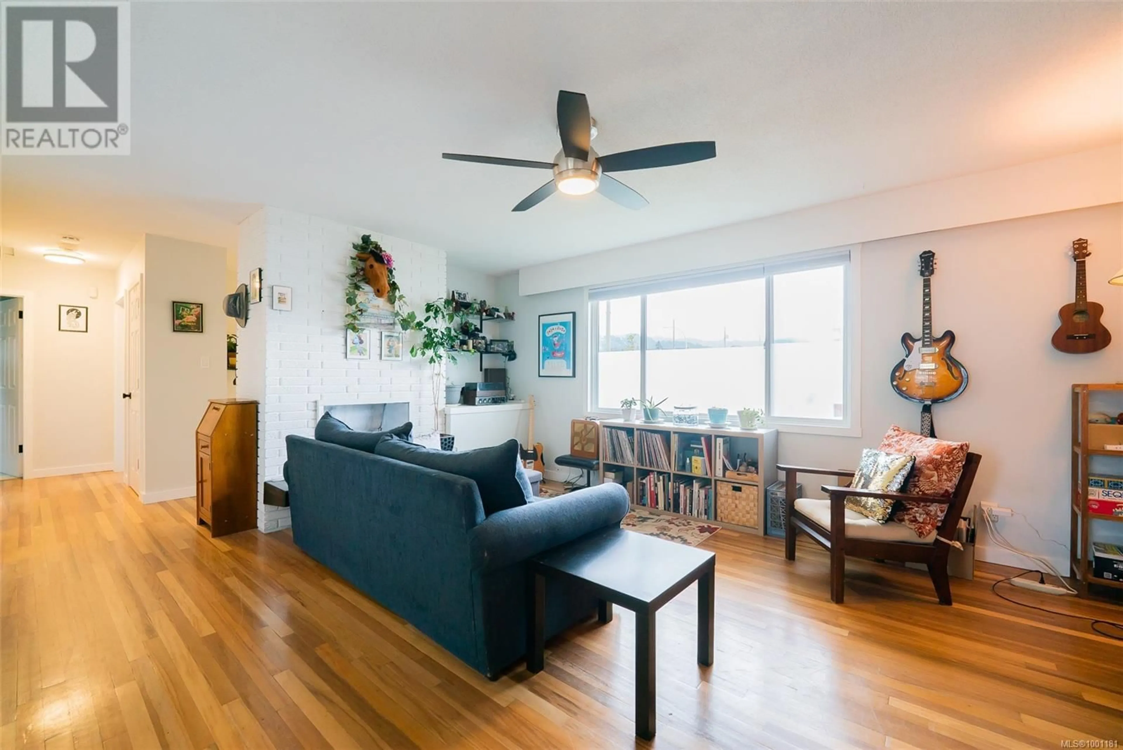 Living room with furniture, wood/laminate floor for 90 WAKESIAH AVENUE, Nanaimo British Columbia V9R3J8