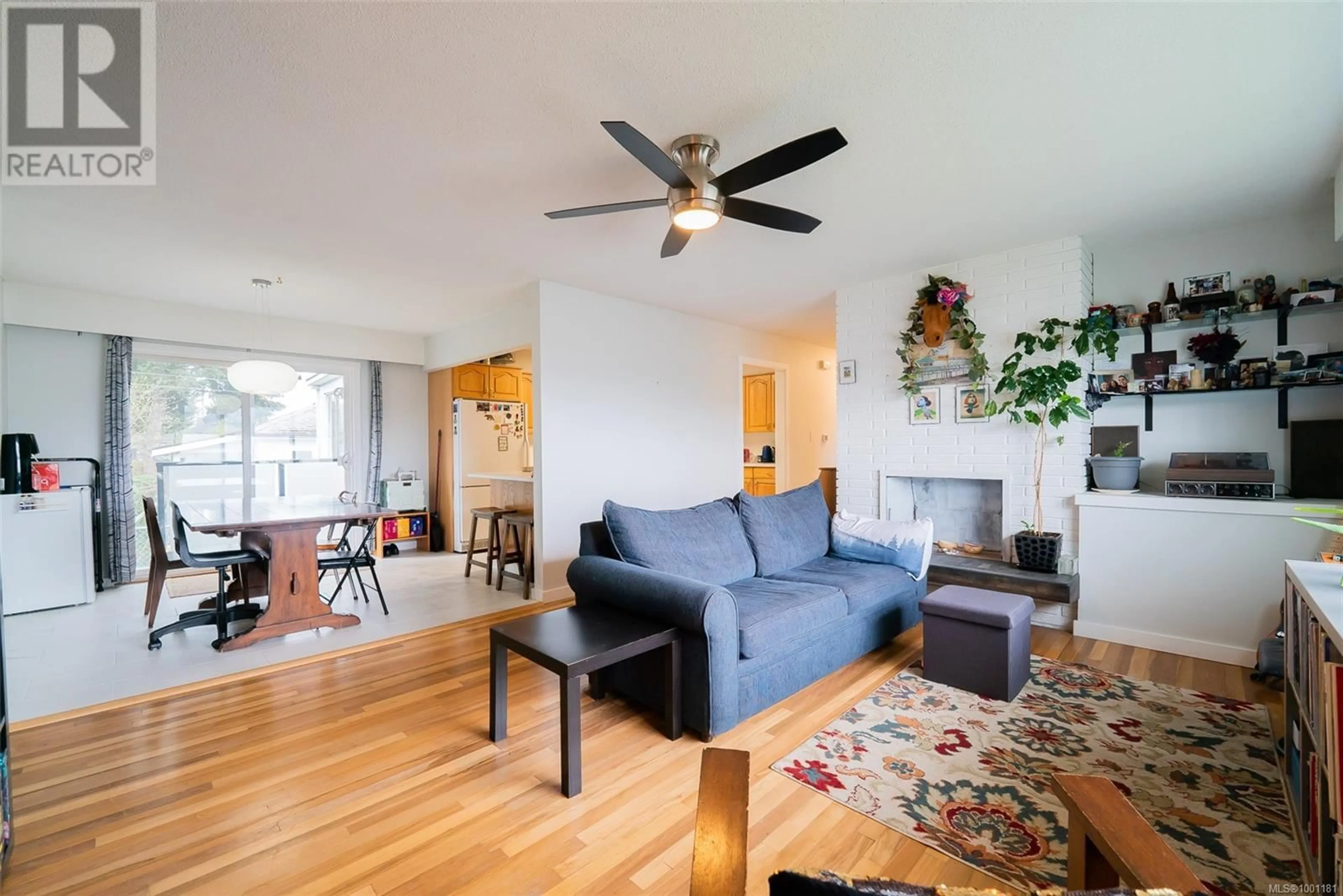 Living room with furniture, wood/laminate floor for 90 WAKESIAH AVENUE, Nanaimo British Columbia V9R3J8