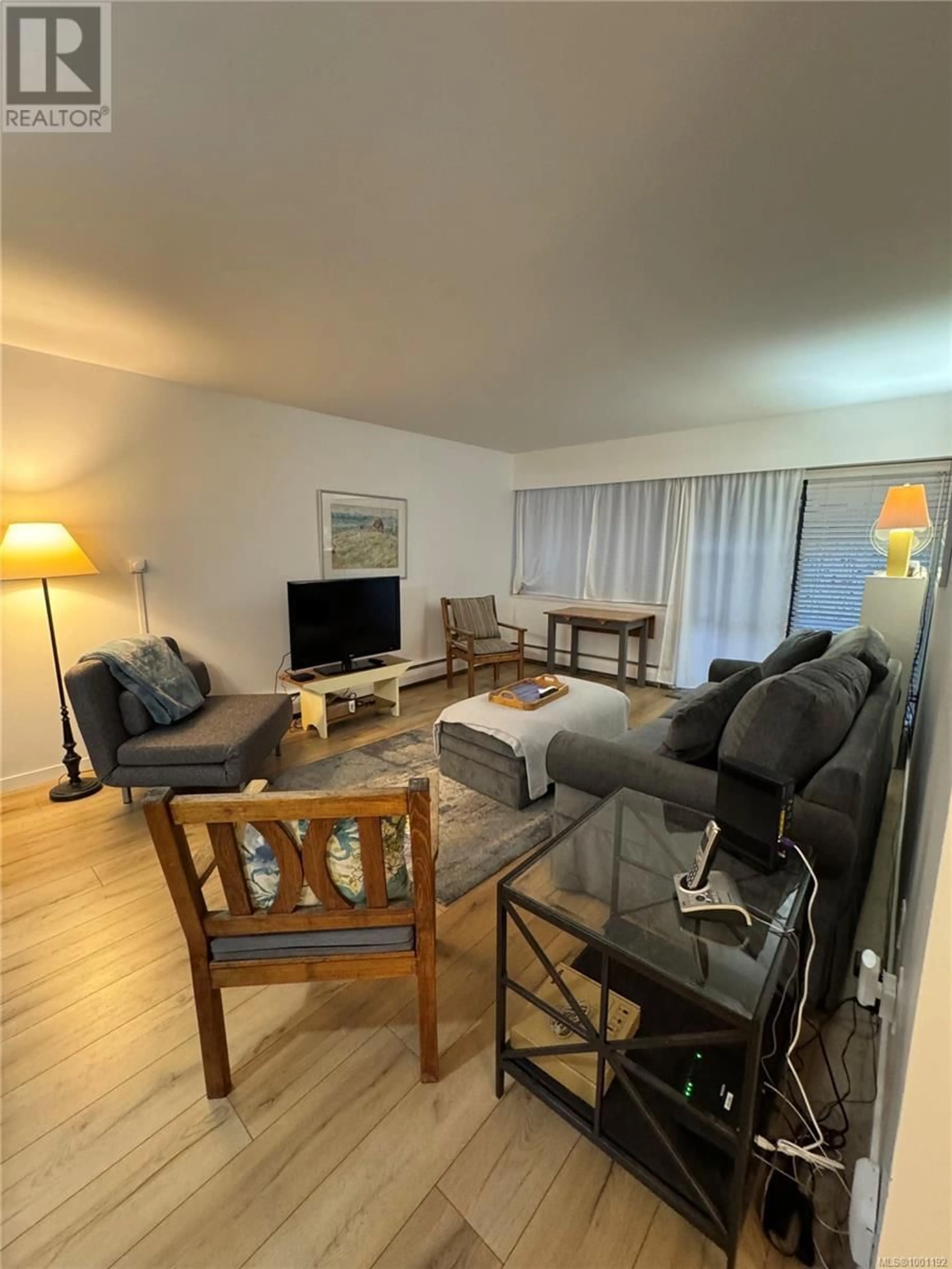 Living room with furniture, wood/laminate floor for 101 - 964 HEYWOOD AVENUE, Victoria British Columbia V8V2Y5