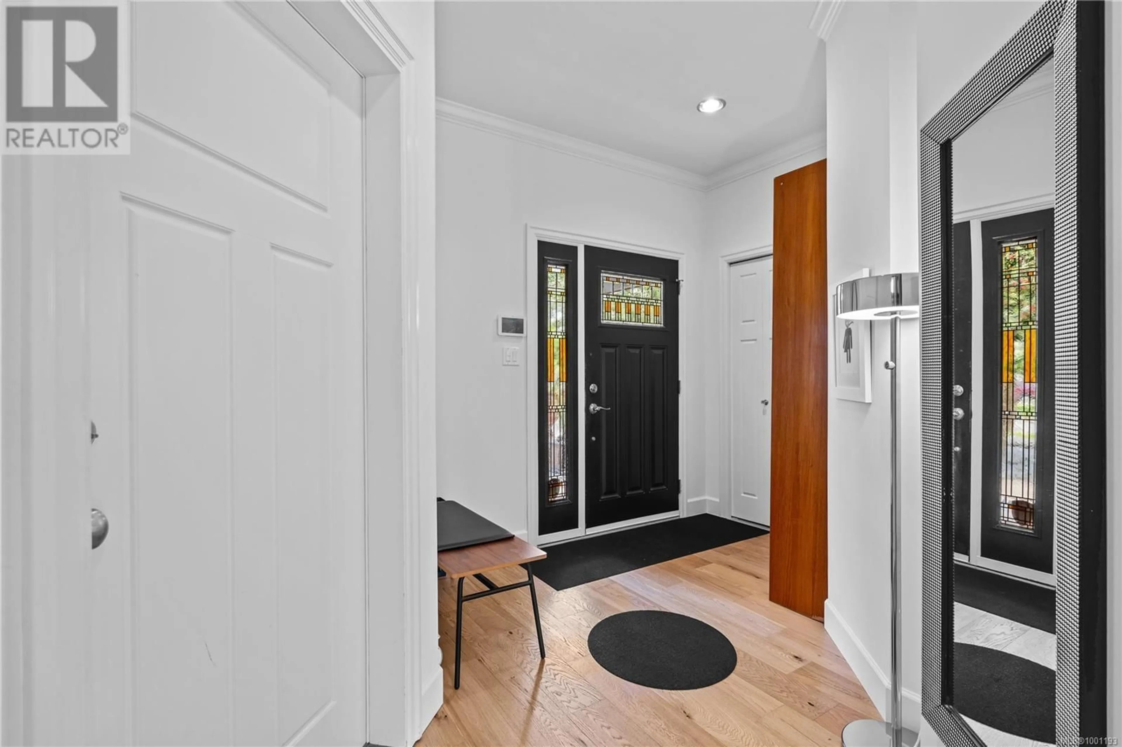 Indoor entryway for 1 - 1508 HOLLY STREET, Victoria British Columbia V8R2Y5