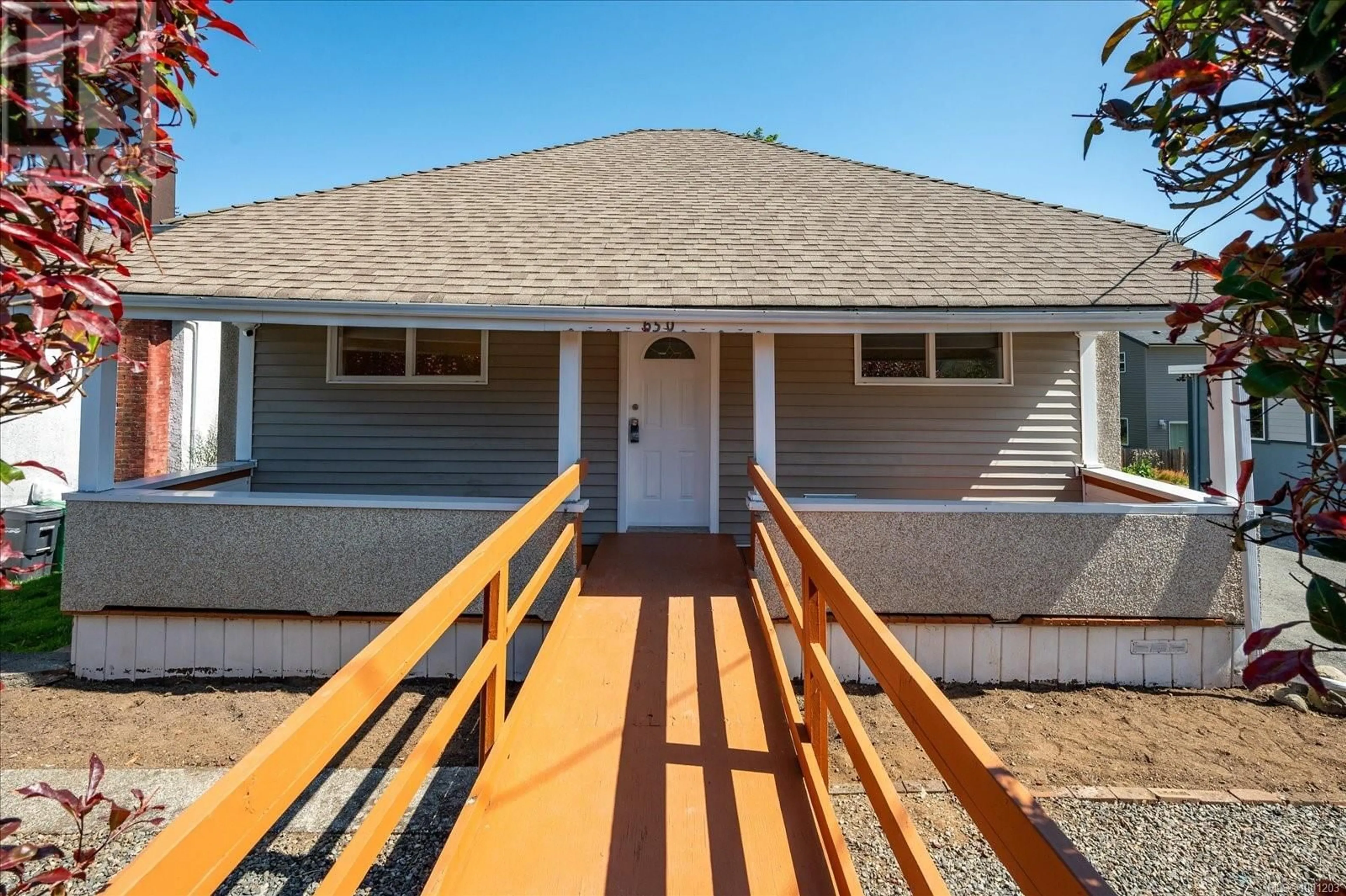 Home with vinyl exterior material, street for 650 MILTON STREET, Nanaimo British Columbia V9R2L5