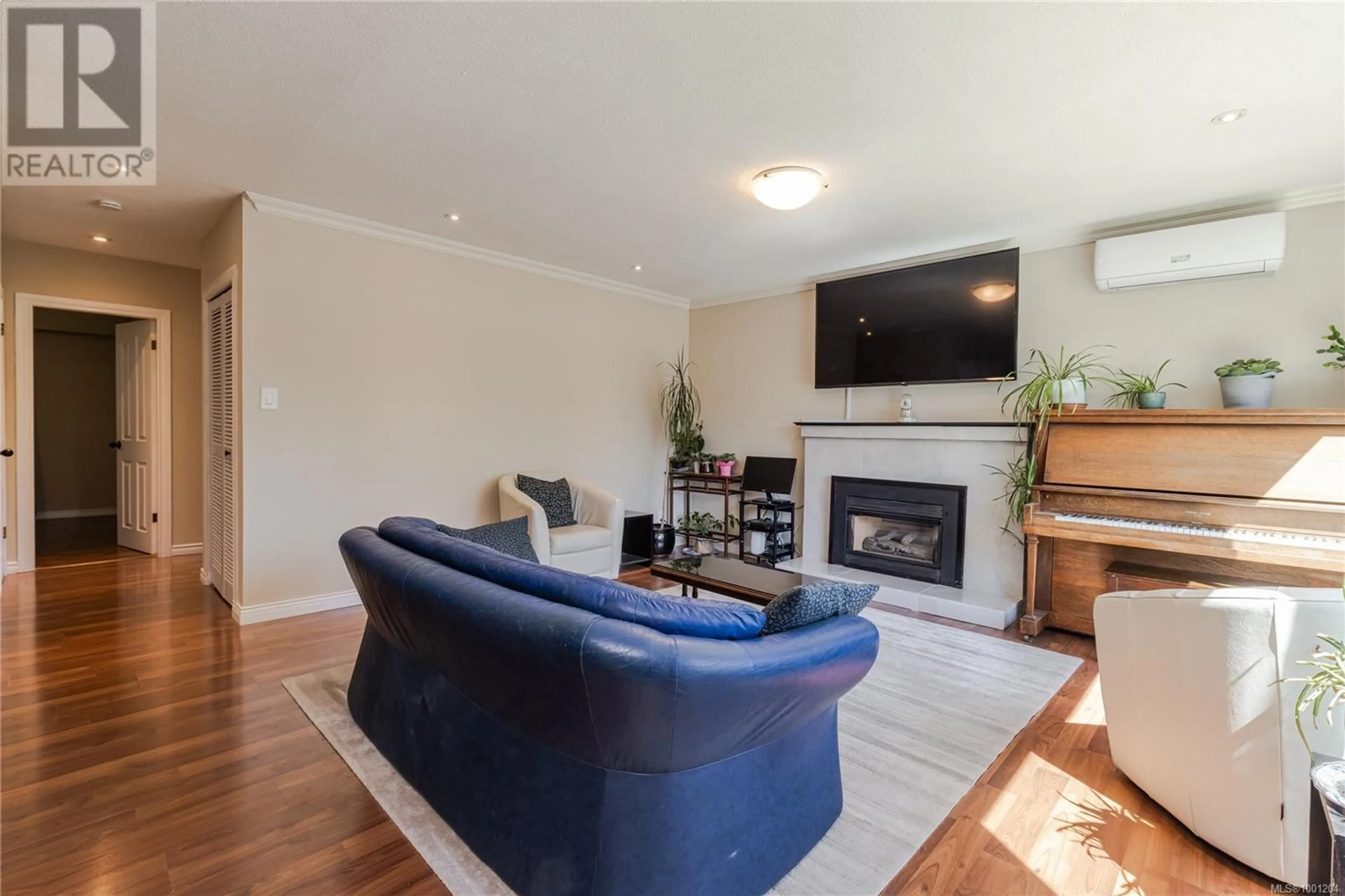 Living room with furniture, wood/laminate floor for 3235 UPLANDS DRIVE, Nanaimo British Columbia V9T2T2