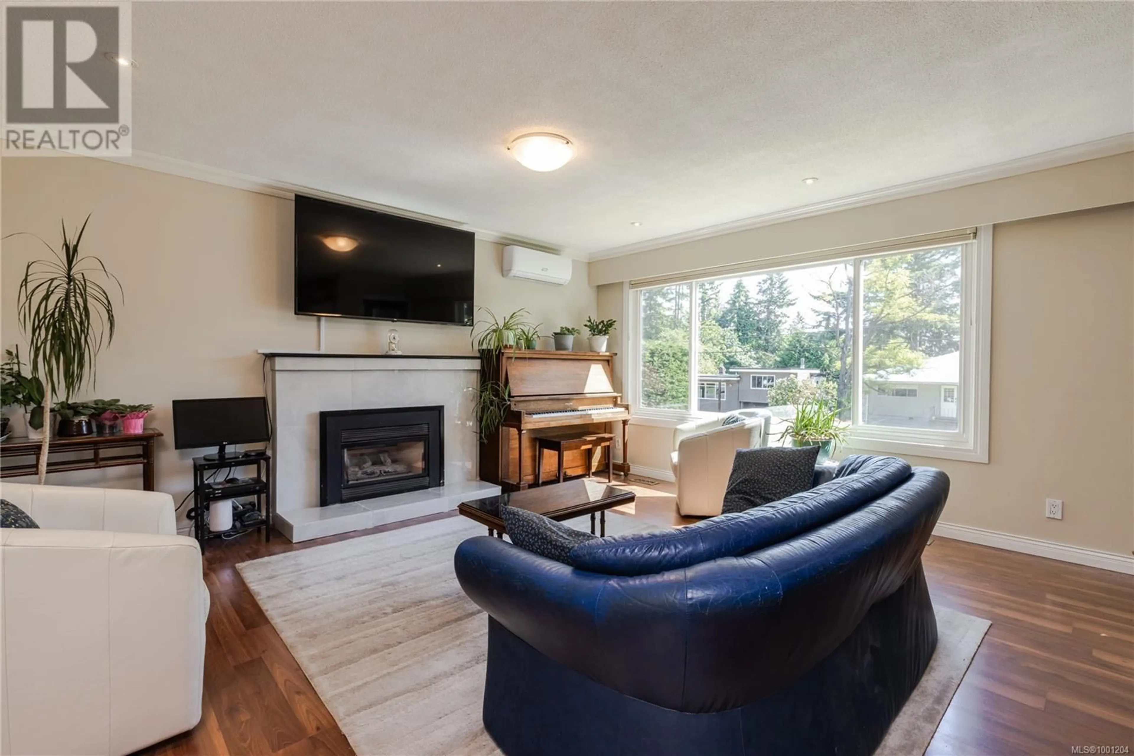 Living room with furniture, wood/laminate floor for 3235 UPLANDS DRIVE, Nanaimo British Columbia V9T2T2