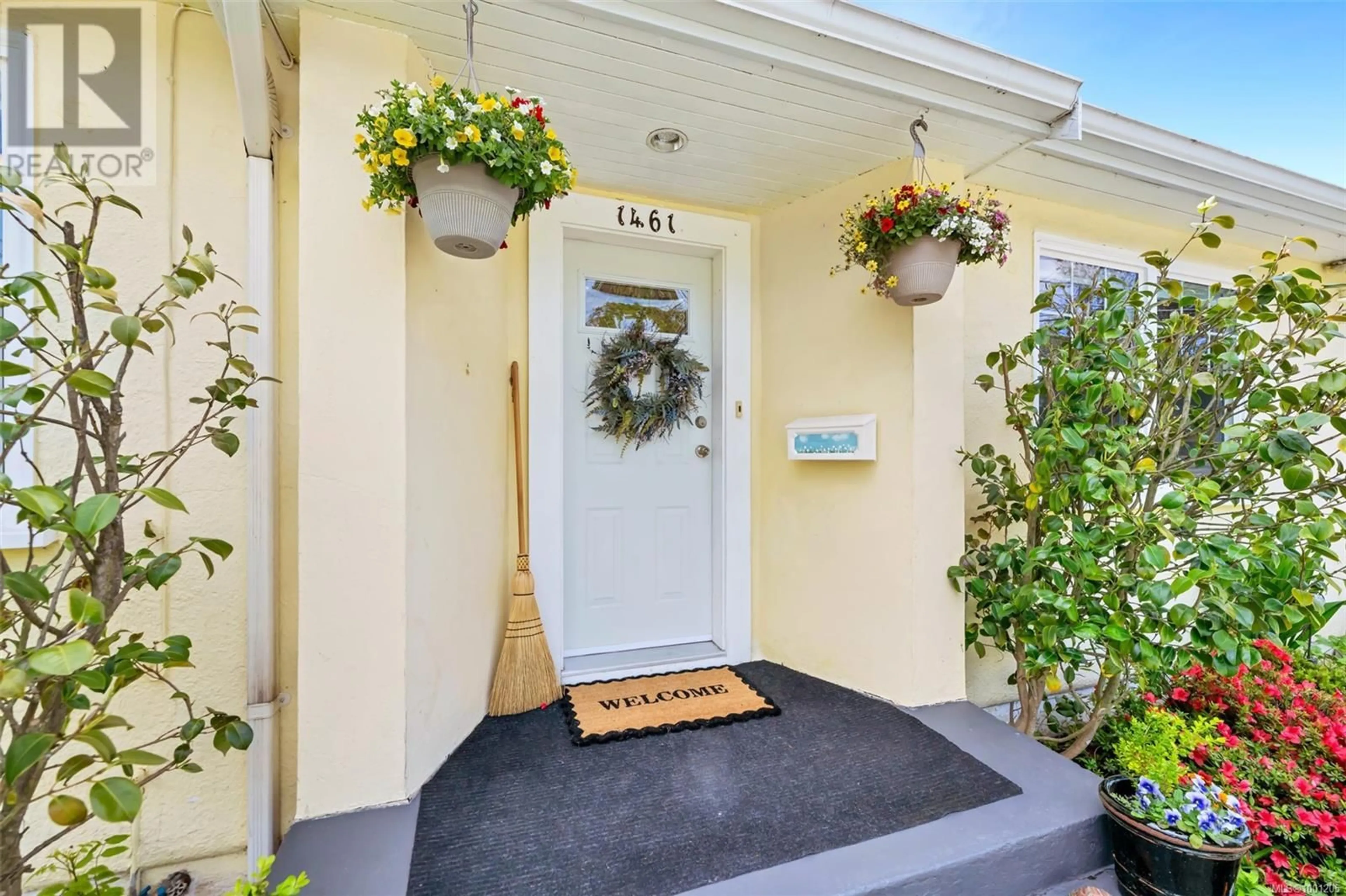 Indoor entryway for 1461 HILLSIDE AVENUE, Victoria British Columbia V8T2B9