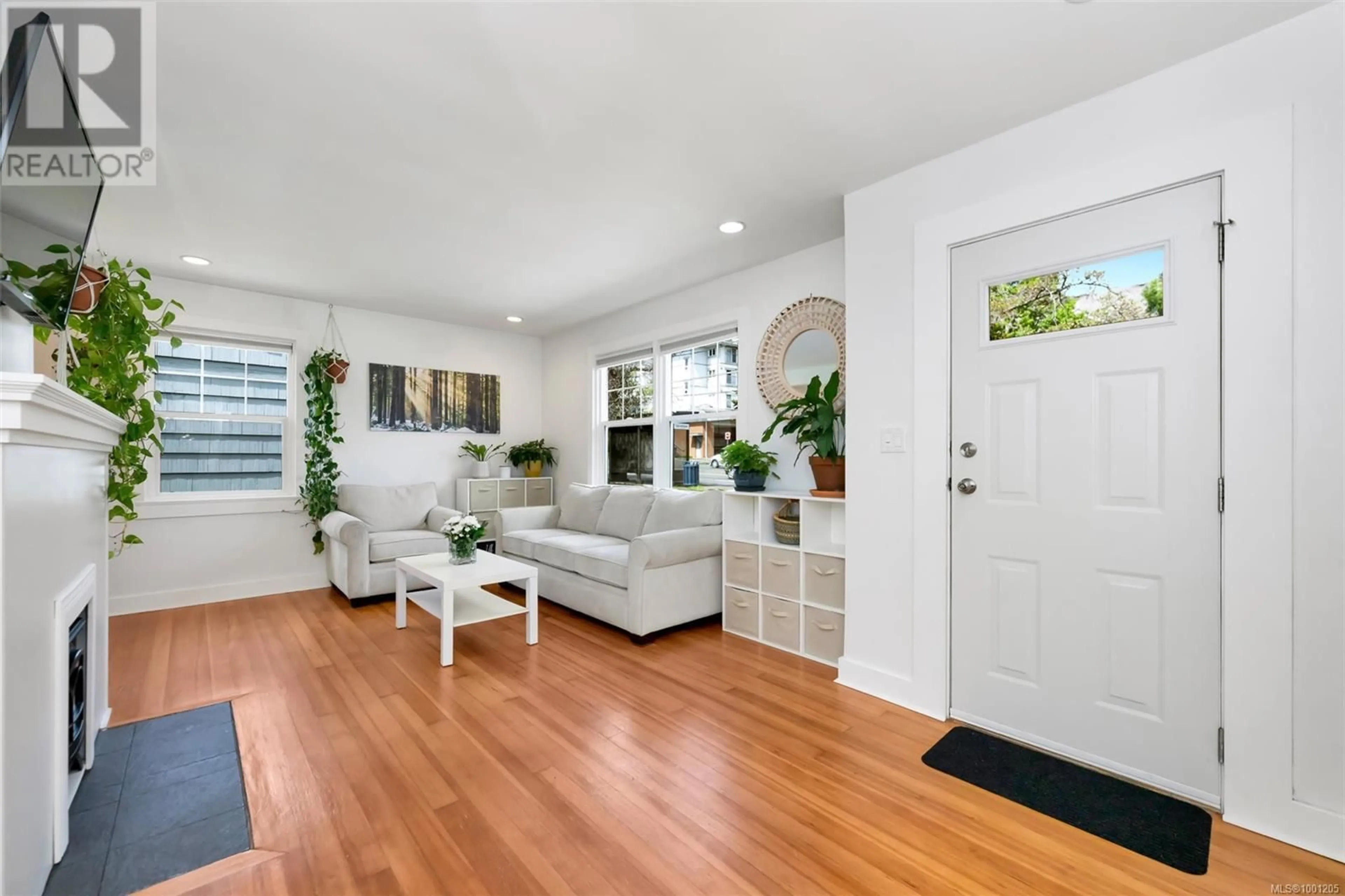 Indoor entryway for 1461 HILLSIDE AVENUE, Victoria British Columbia V8T2B9