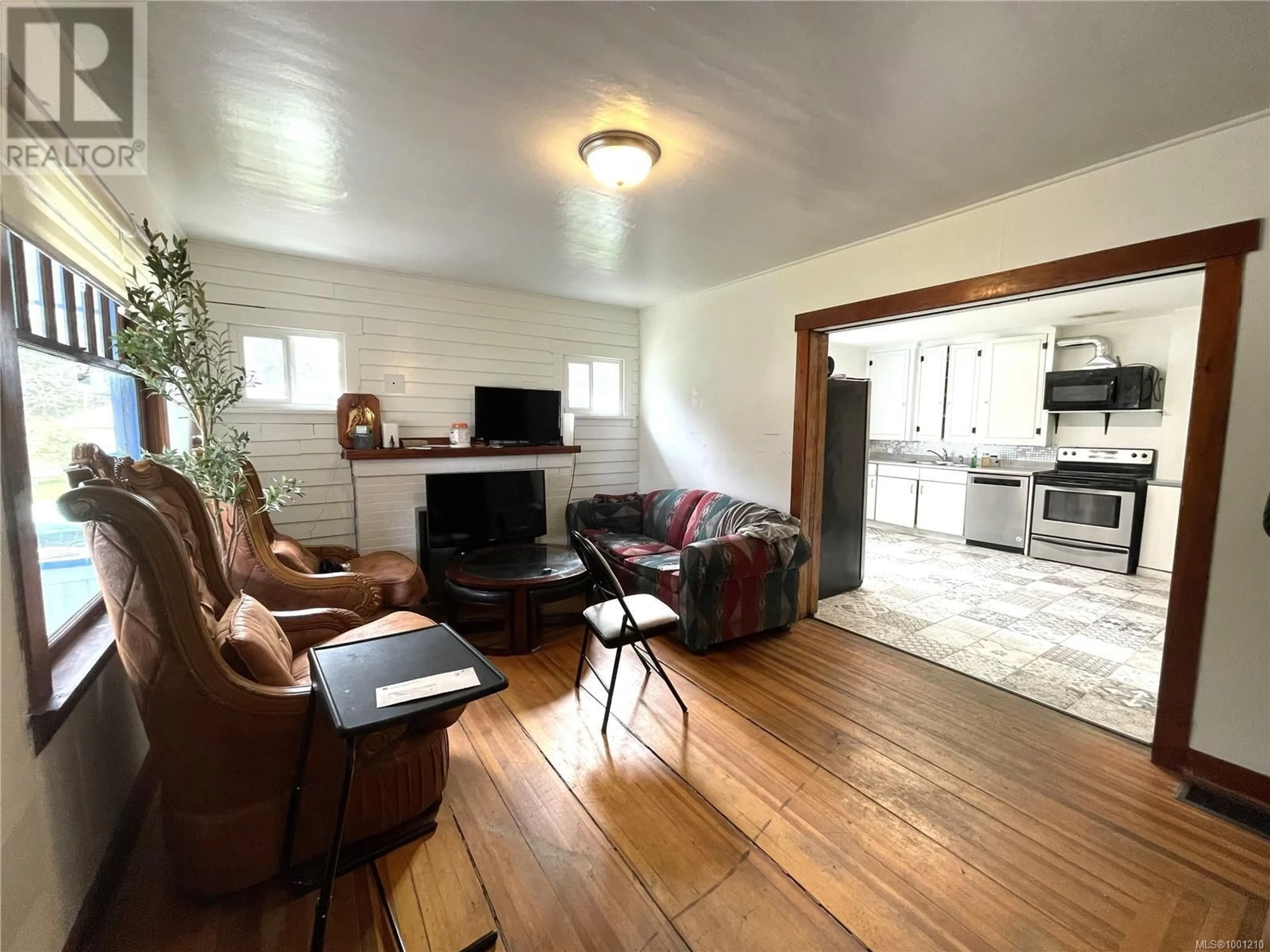 Living room with furniture, wood/laminate floor for 4438 ADELAIDE STREET, Port Alberni British Columbia V9Y6N1