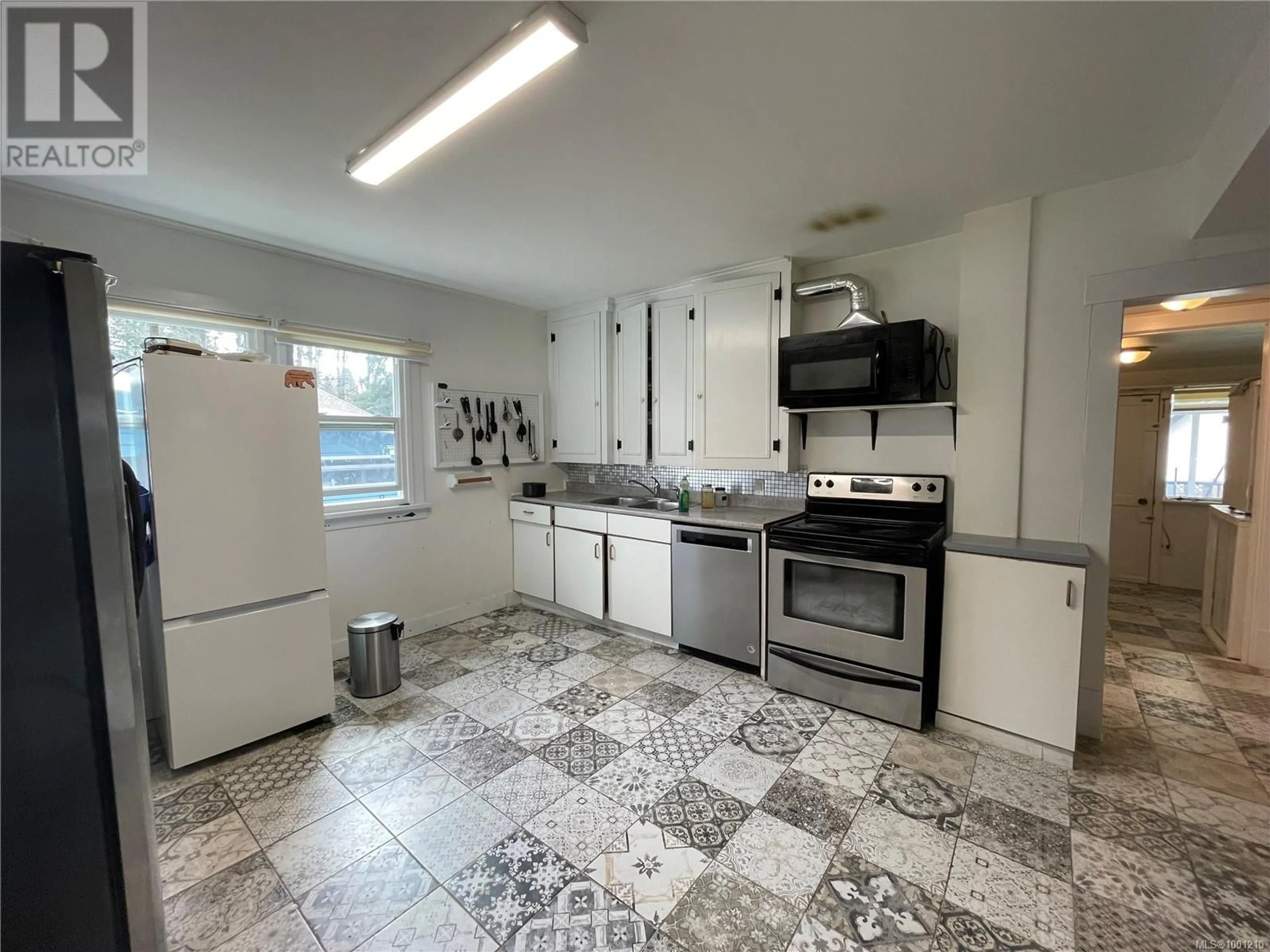 Standard kitchen, ceramic/tile floor for 4438 ADELAIDE STREET, Port Alberni British Columbia V9Y6N1