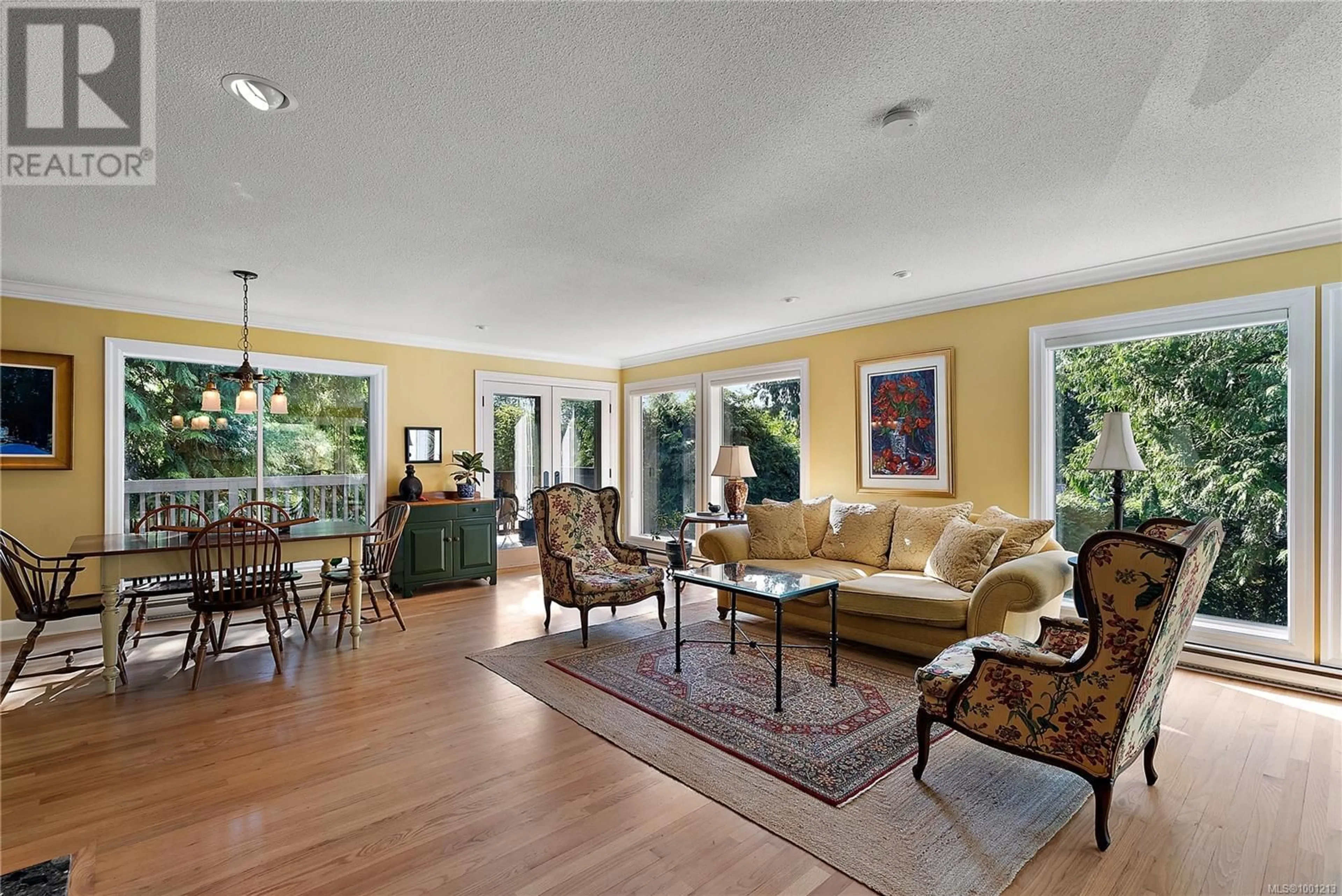 Living room with furniture, unknown for 4813 SEA RIDGE DRIVE, Saanich British Columbia V8Y3B6