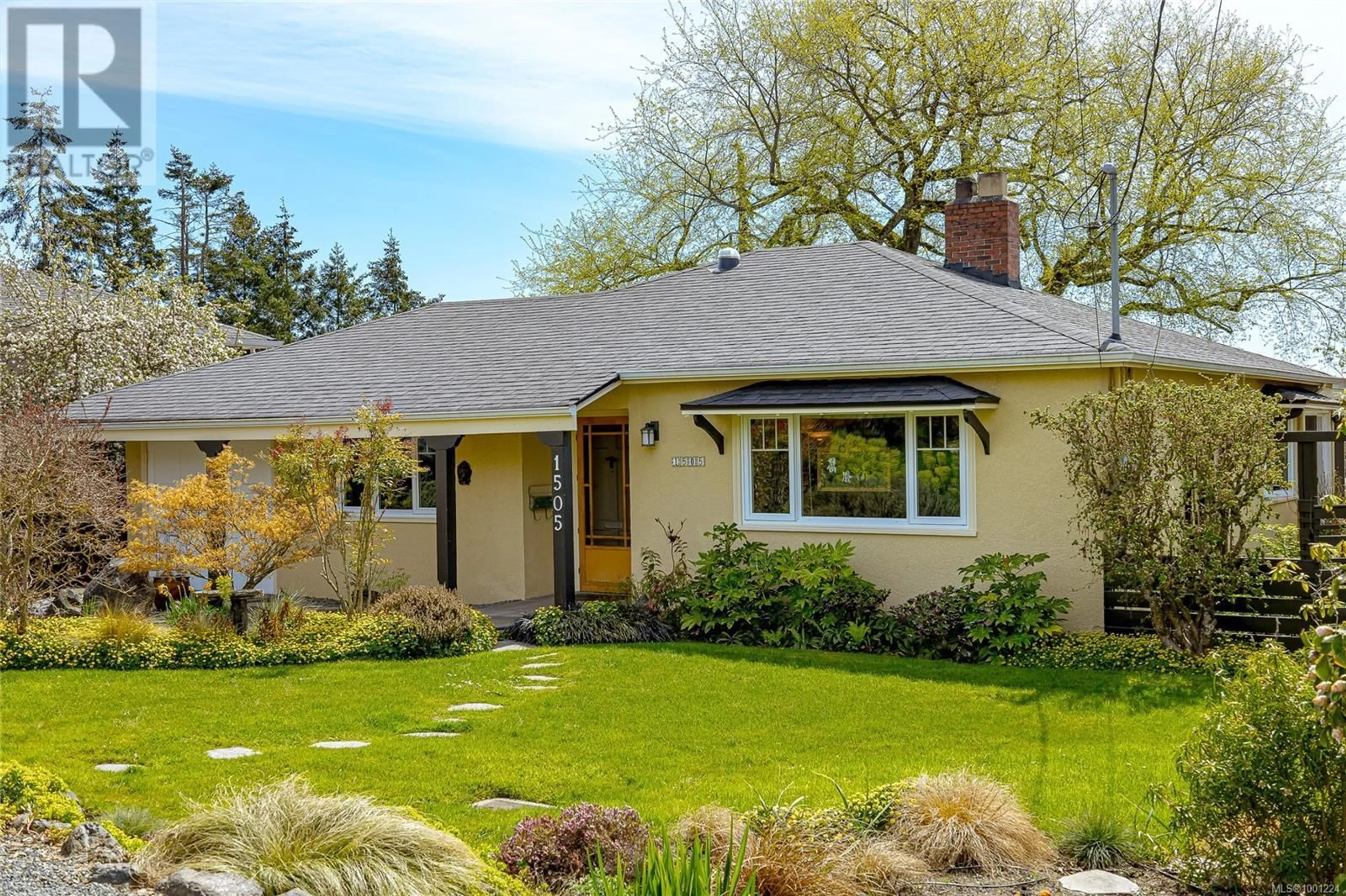 Home with vinyl exterior material, street for 1505 OAK CREST DRIVE, Saanich British Columbia V8P1K5