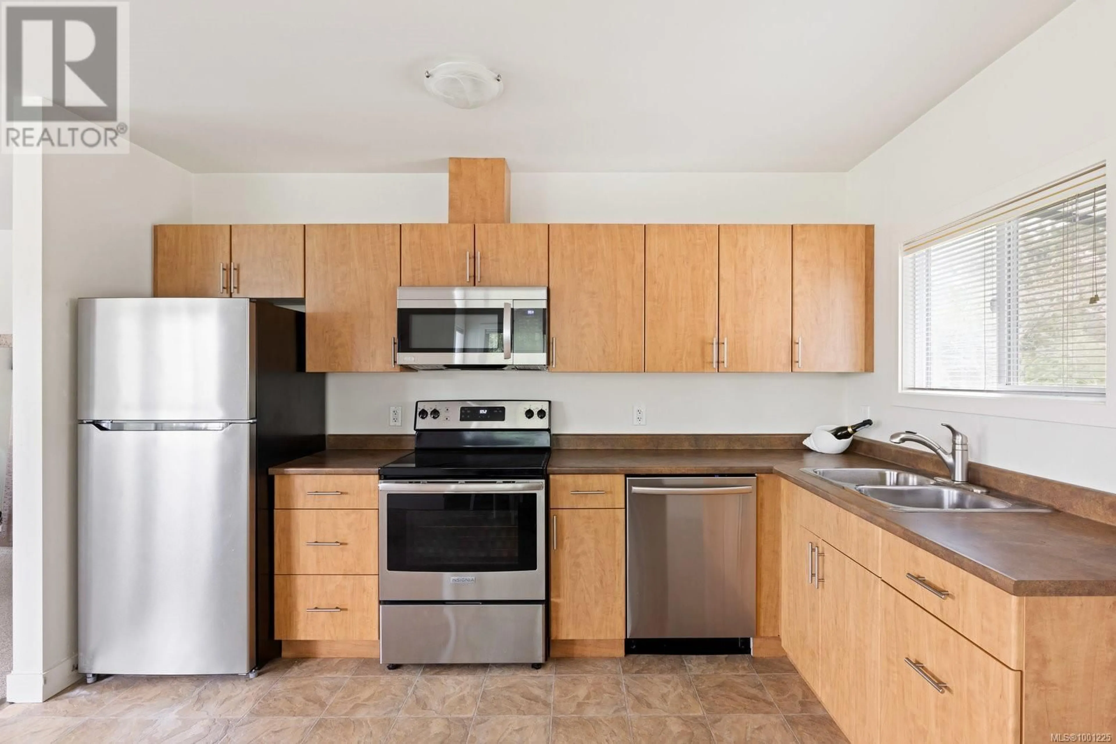 Standard kitchen, unknown for 3918 CEDAR HILL CROSS ROAD, Saanich British Columbia V8P2N2