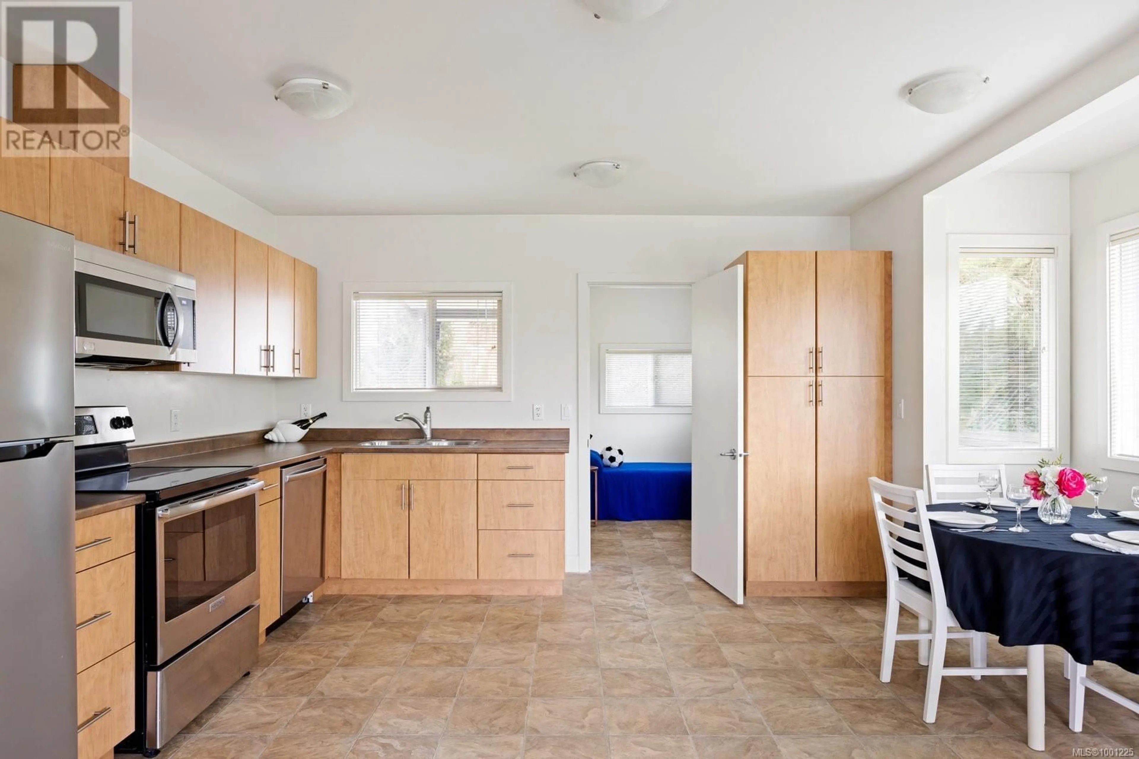Standard kitchen, ceramic/tile floor for 3918 CEDAR HILL CROSS ROAD, Saanich British Columbia V8P2N2