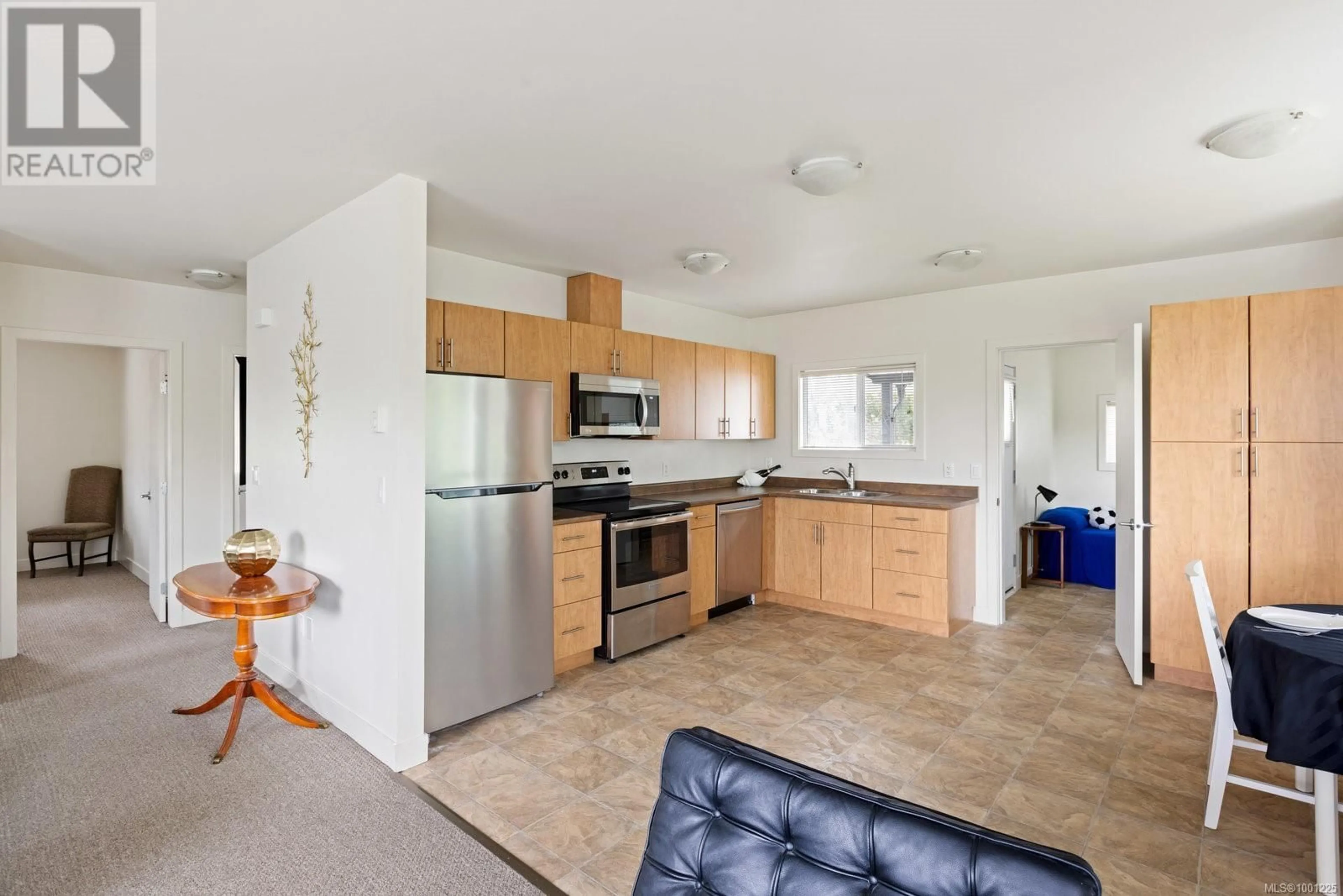 Open concept kitchen, ceramic/tile floor for 3918 CEDAR HILL CROSS ROAD, Saanich British Columbia V8P2N2