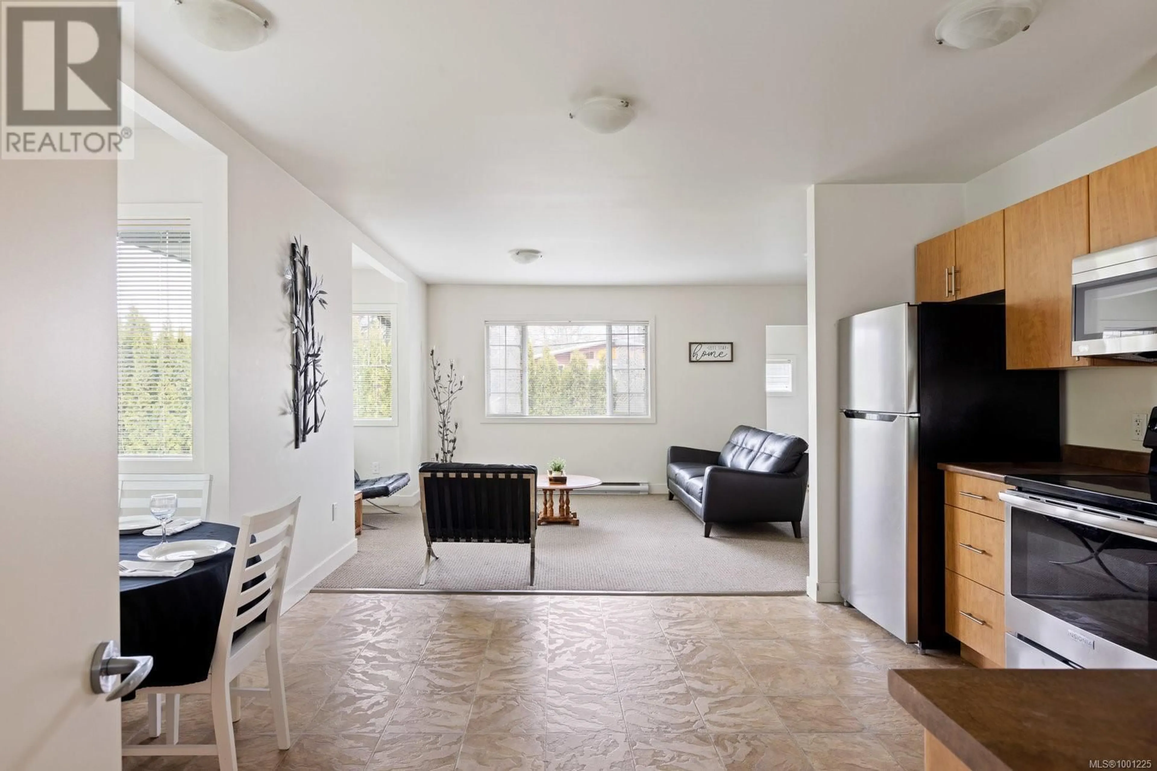 Living room with furniture, unknown for 3918 CEDAR HILL CROSS ROAD, Saanich British Columbia V8P2N2