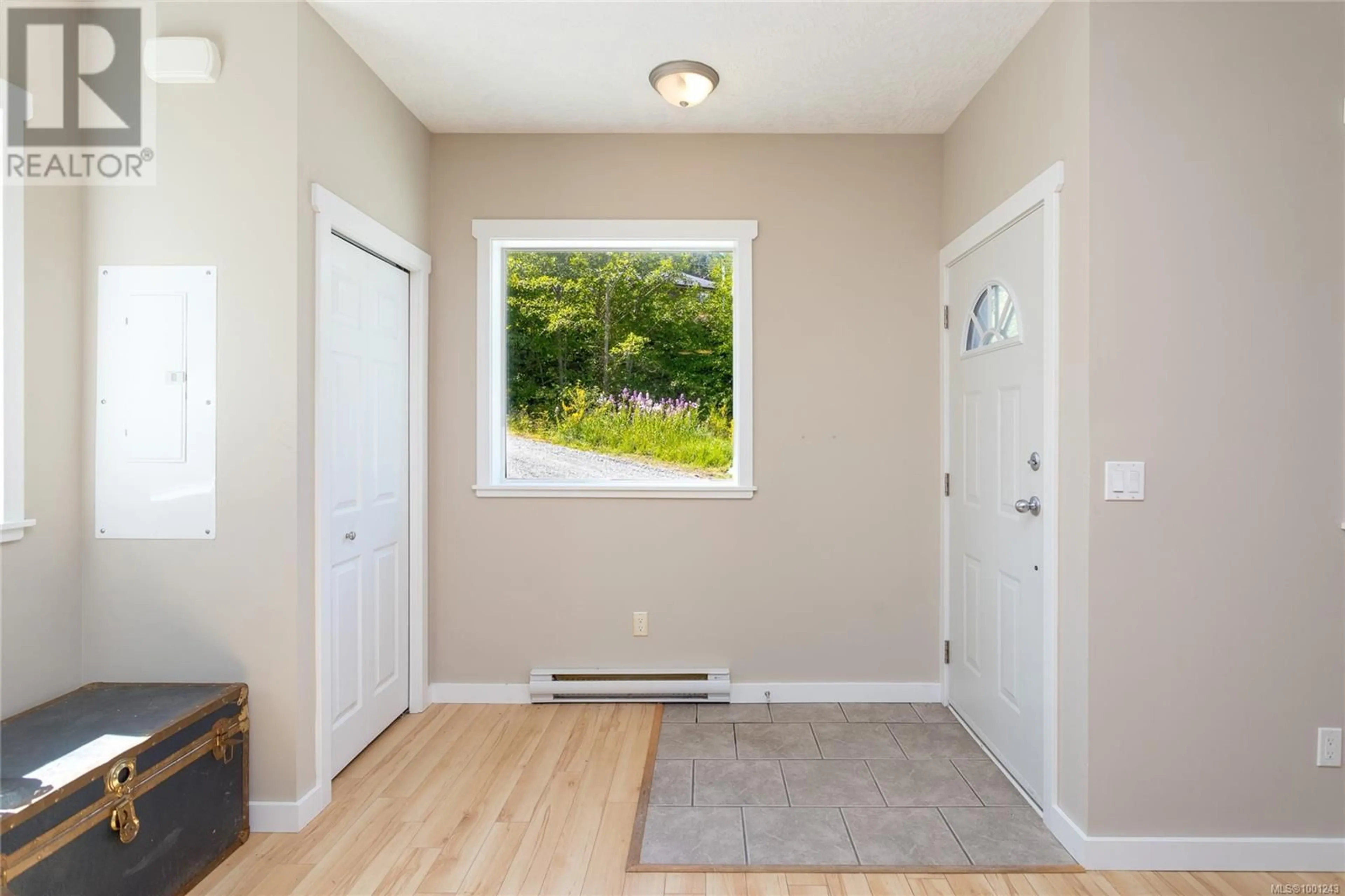 Indoor entryway for 1695 COLE ROAD, Sooke British Columbia V9Z1A7