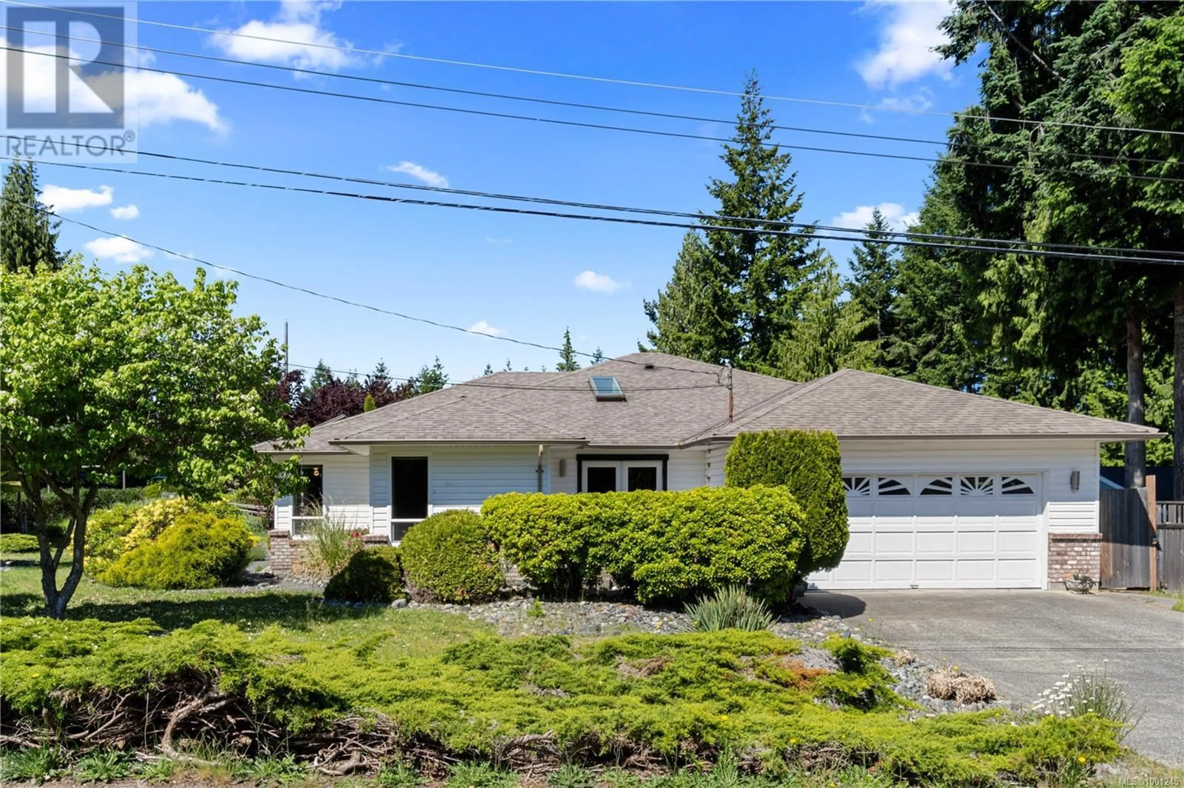 Home with vinyl exterior material, street for 667 TAMARACK DRIVE, Qualicum Beach British Columbia V9K1A8