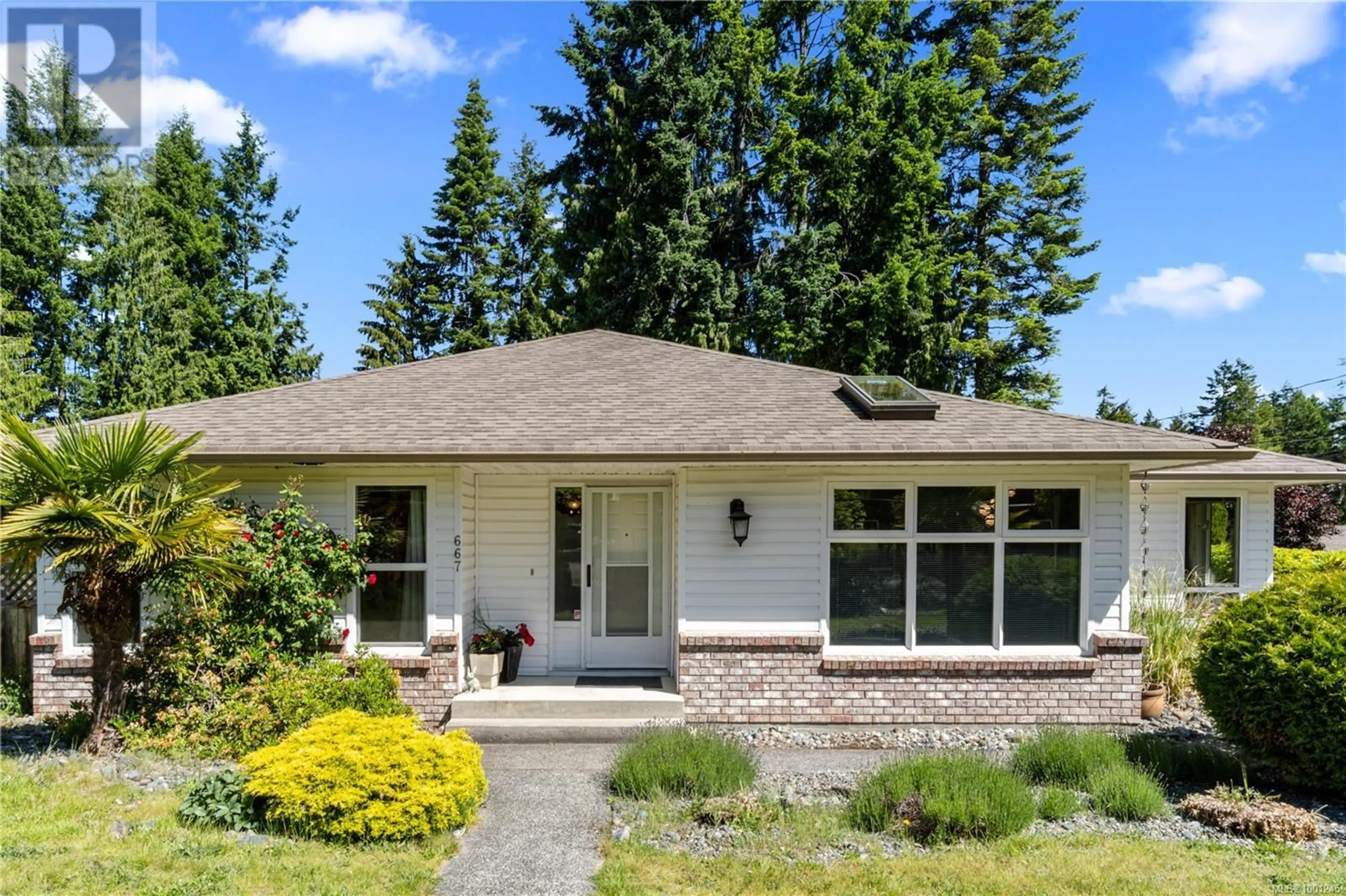 Home with vinyl exterior material, street for 667 TAMARACK DRIVE, Qualicum Beach British Columbia V9K1A8