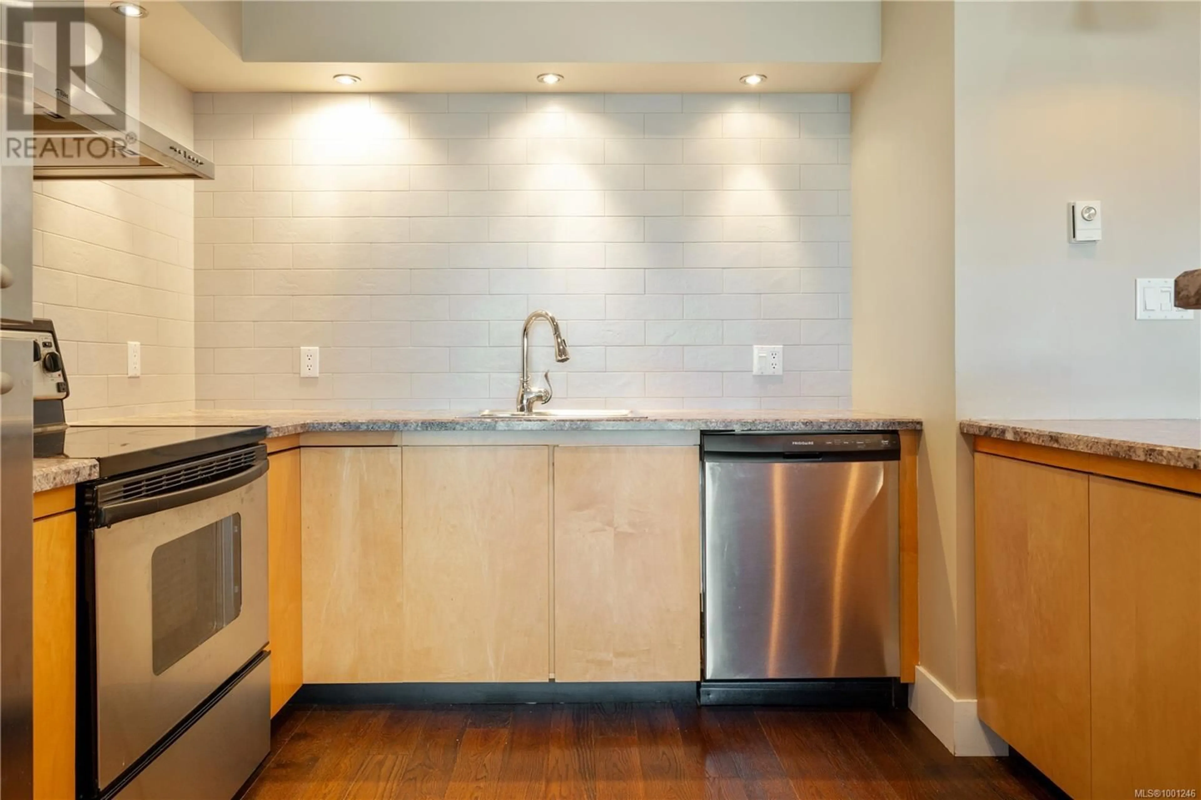 Standard kitchen, ceramic/tile floor for 306 - 360 SELBY STREET, Nanaimo British Columbia V9R2R5