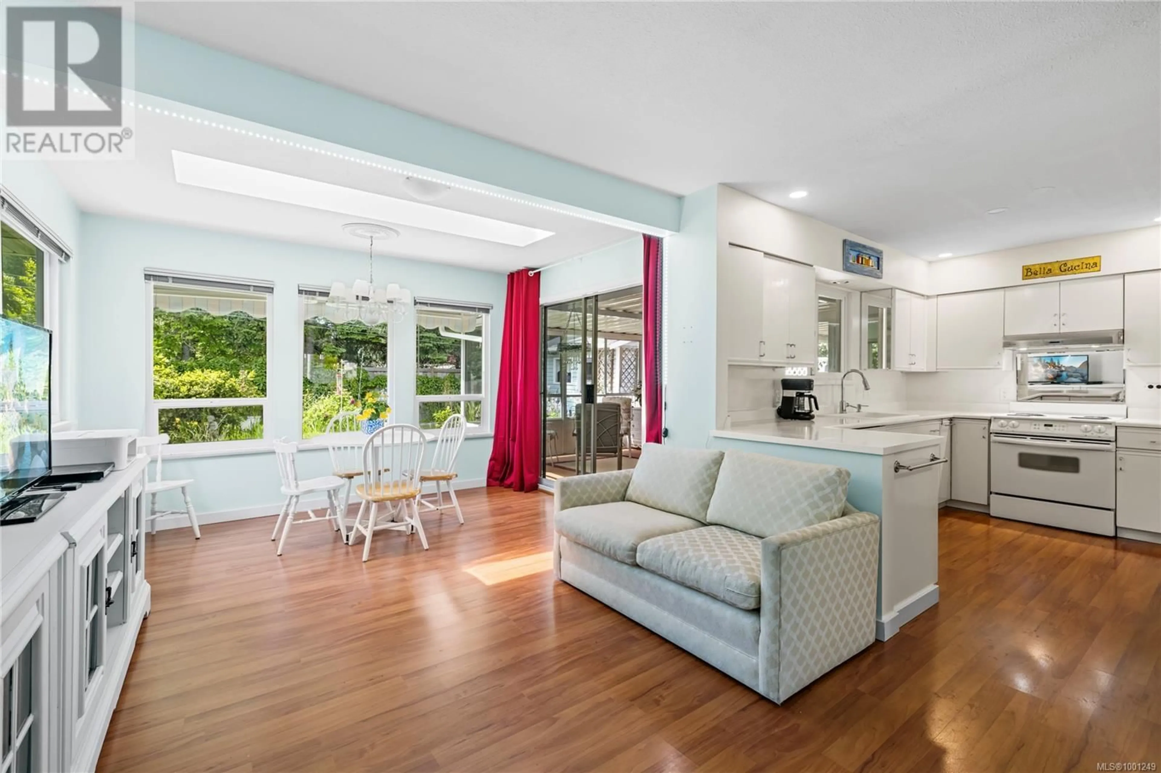 Open concept kitchen, unknown for 581 ASPEN AVENUE, Qualicum Beach British Columbia V0R1T0