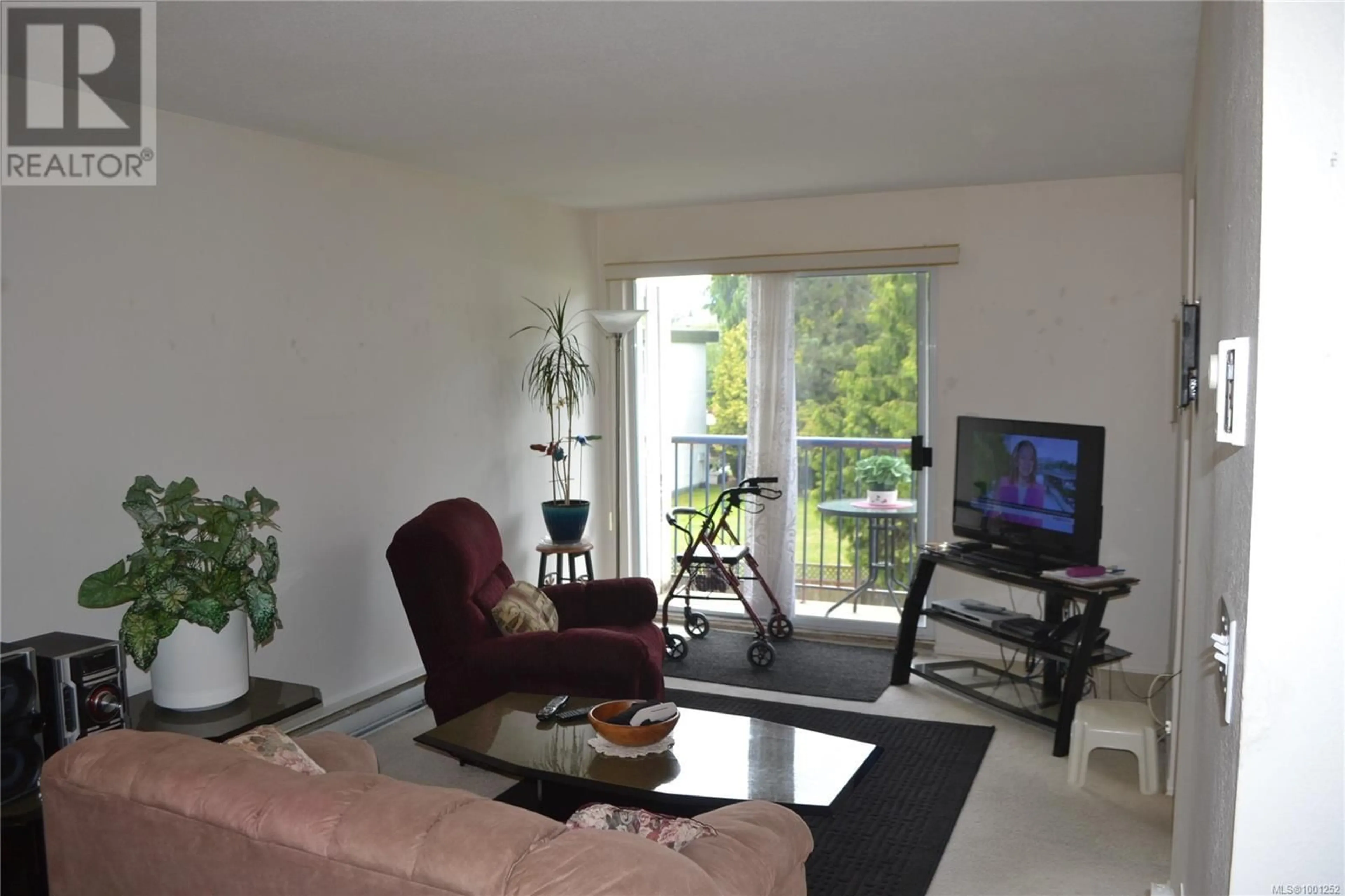 Living room with furniture, wood/laminate floor for 311 - 200 BACK ROAD, Courtenay British Columbia V9N3W6