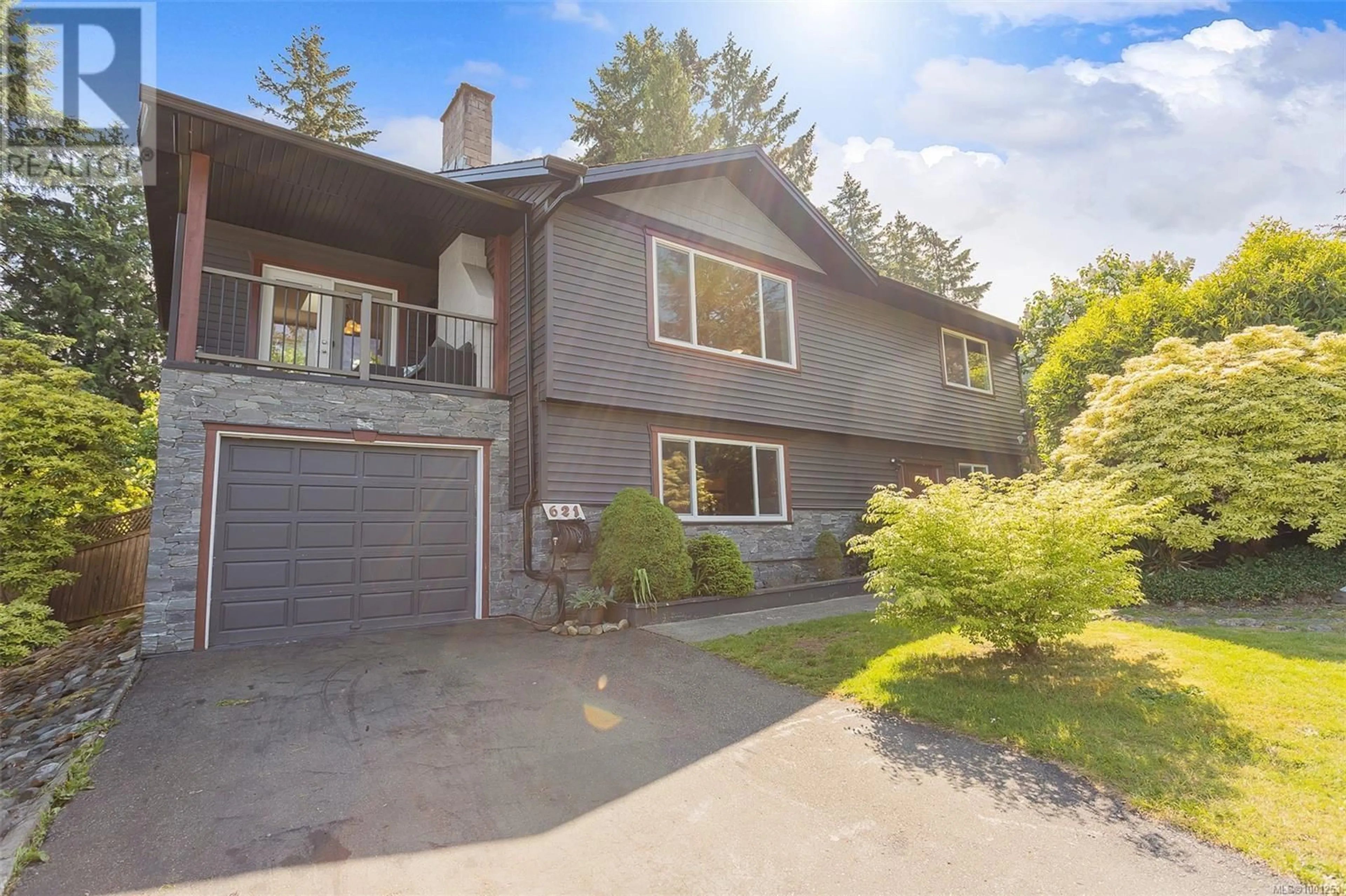 A pic from outside/outdoor area/front of a property/back of a property/a pic from drone, street for 621 SEVENTH STREET, Nanaimo British Columbia V9R5M7