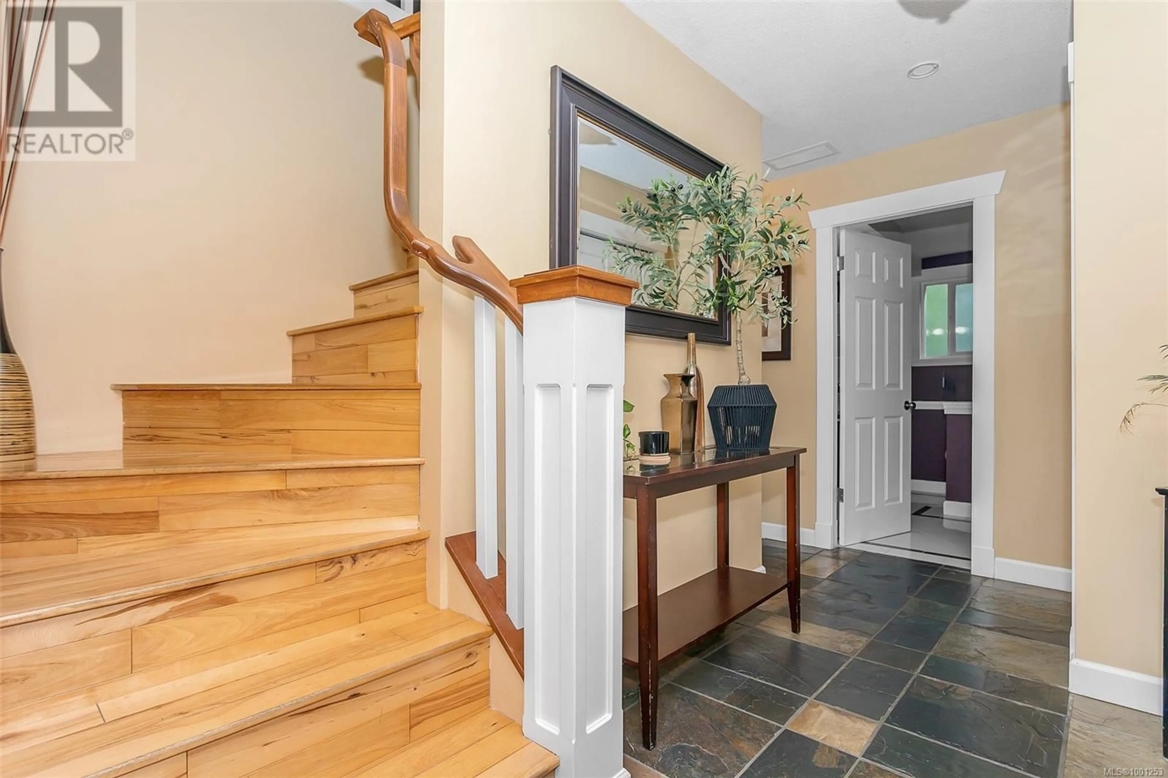 Indoor entryway for 621 SEVENTH STREET, Nanaimo British Columbia V9R5M7
