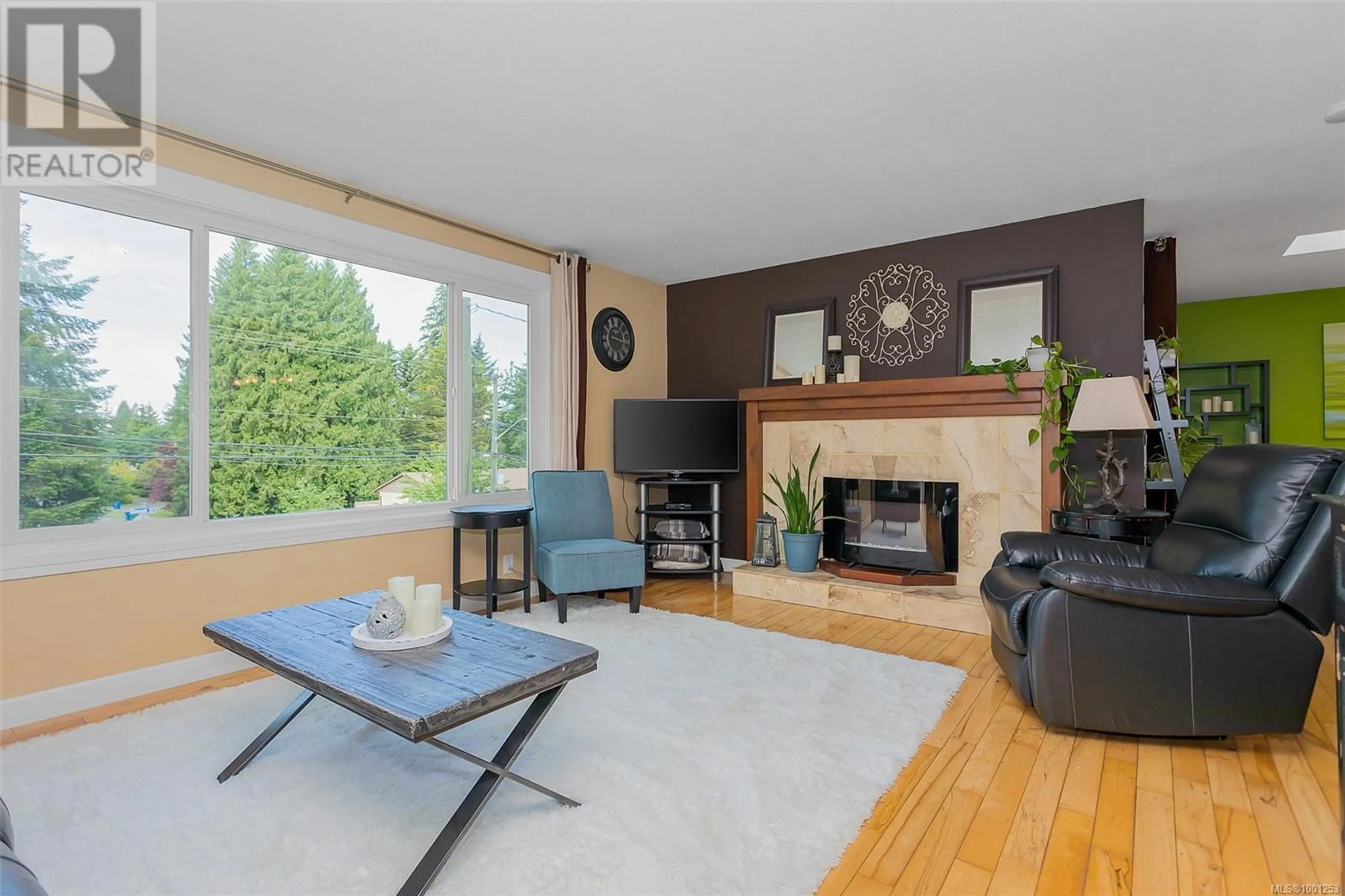 Living room with furniture, wood/laminate floor for 621 SEVENTH STREET, Nanaimo British Columbia V9R5M7