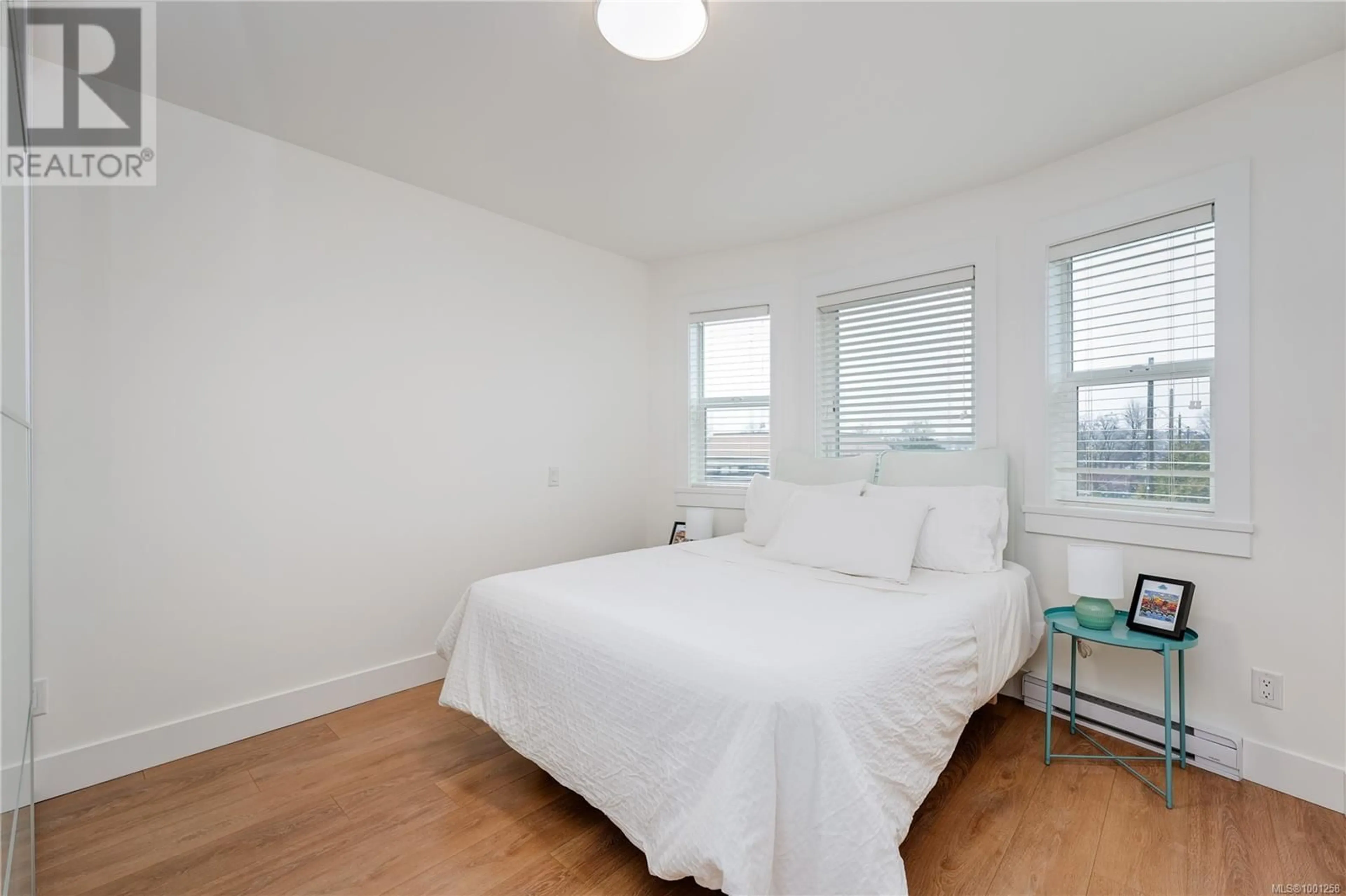 Bedroom with bed, wood/laminate floor for 6 - 1146 CALEDONIA AVENUE, Victoria British Columbia V8T1G1