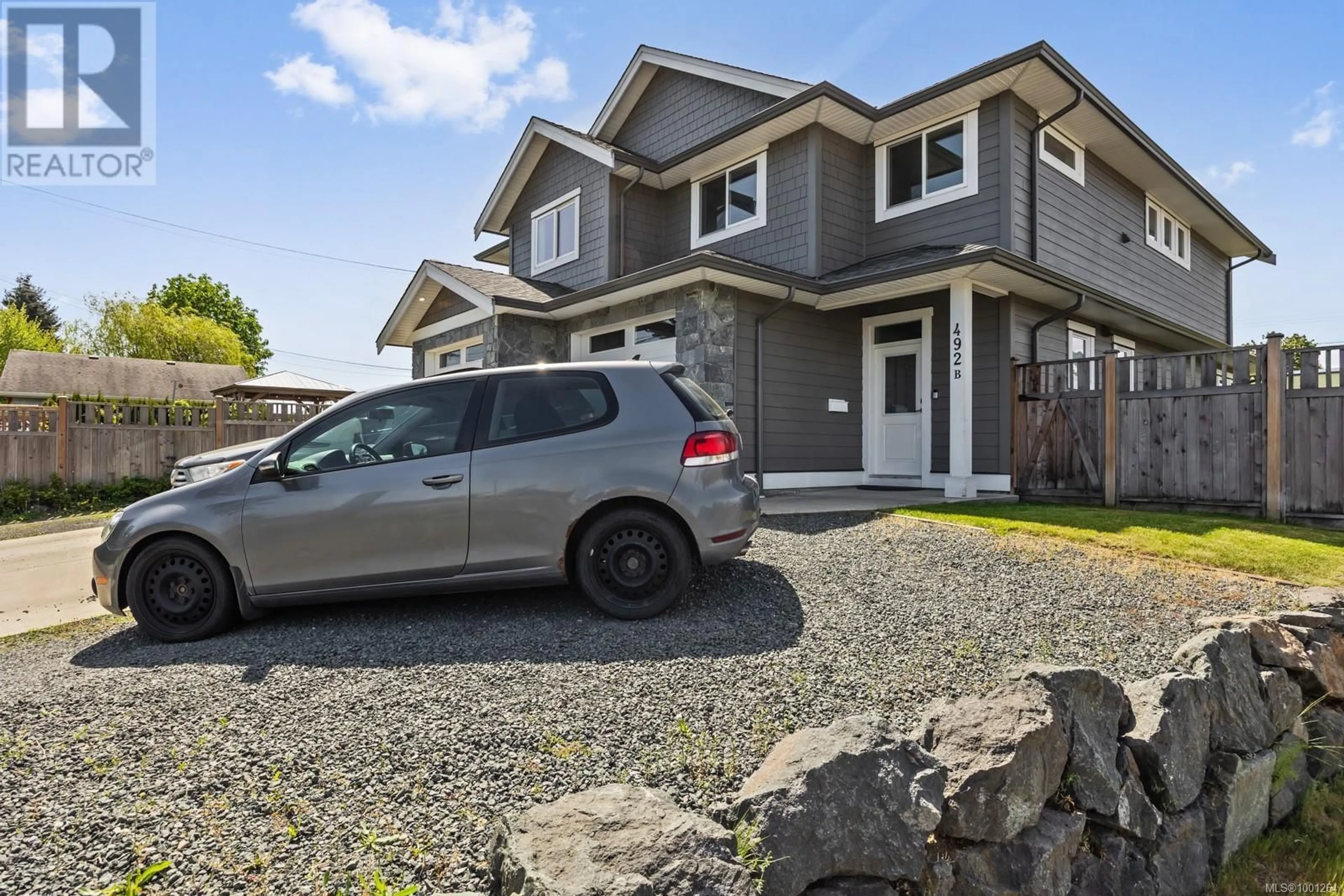 Home with vinyl exterior material, street for B - 492 17TH STREET, Courtenay British Columbia V9N7P1