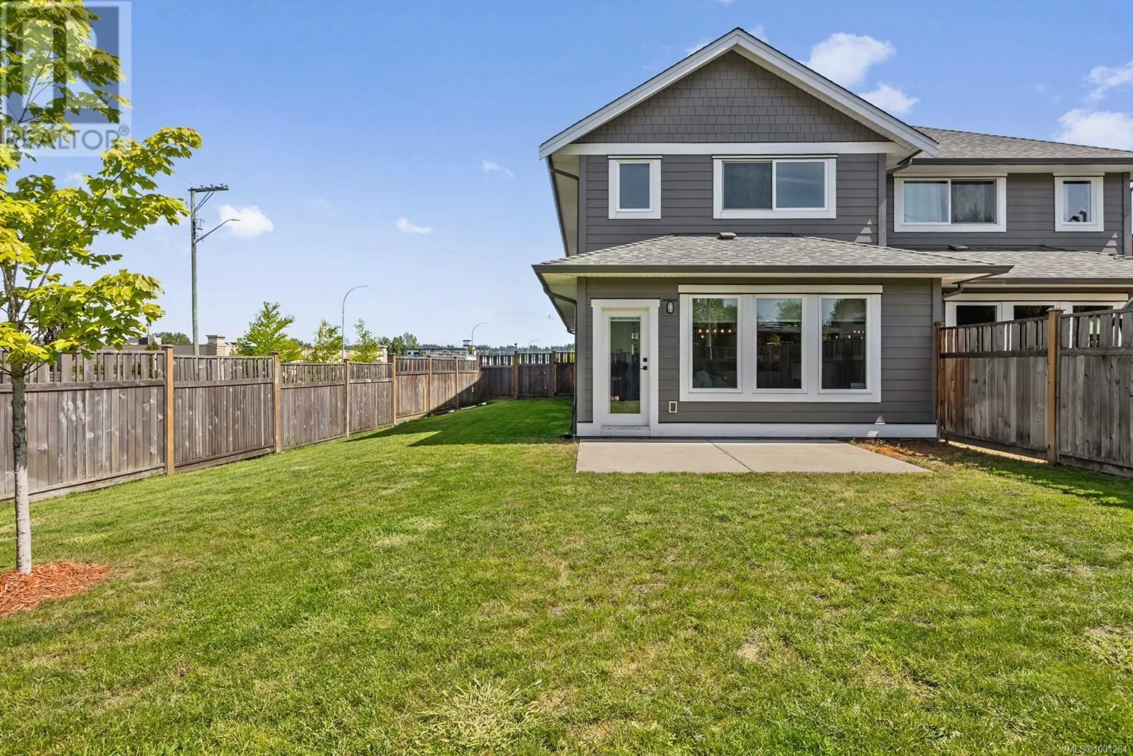 Home with vinyl exterior material, street for B - 492 17TH STREET, Courtenay British Columbia V9N7P1