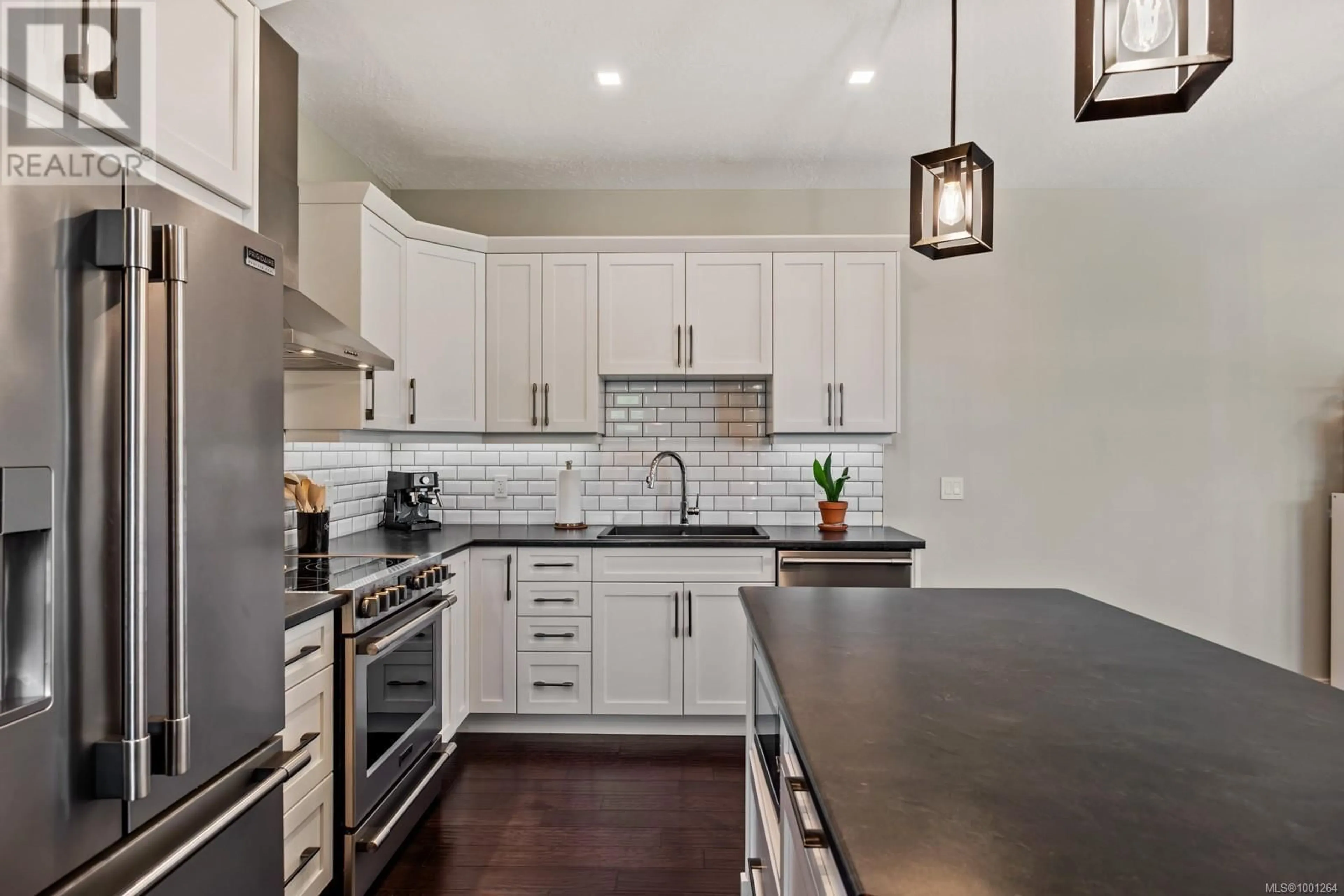 Open concept kitchen, ceramic/tile floor for B - 492 17TH STREET, Courtenay British Columbia V9N7P1