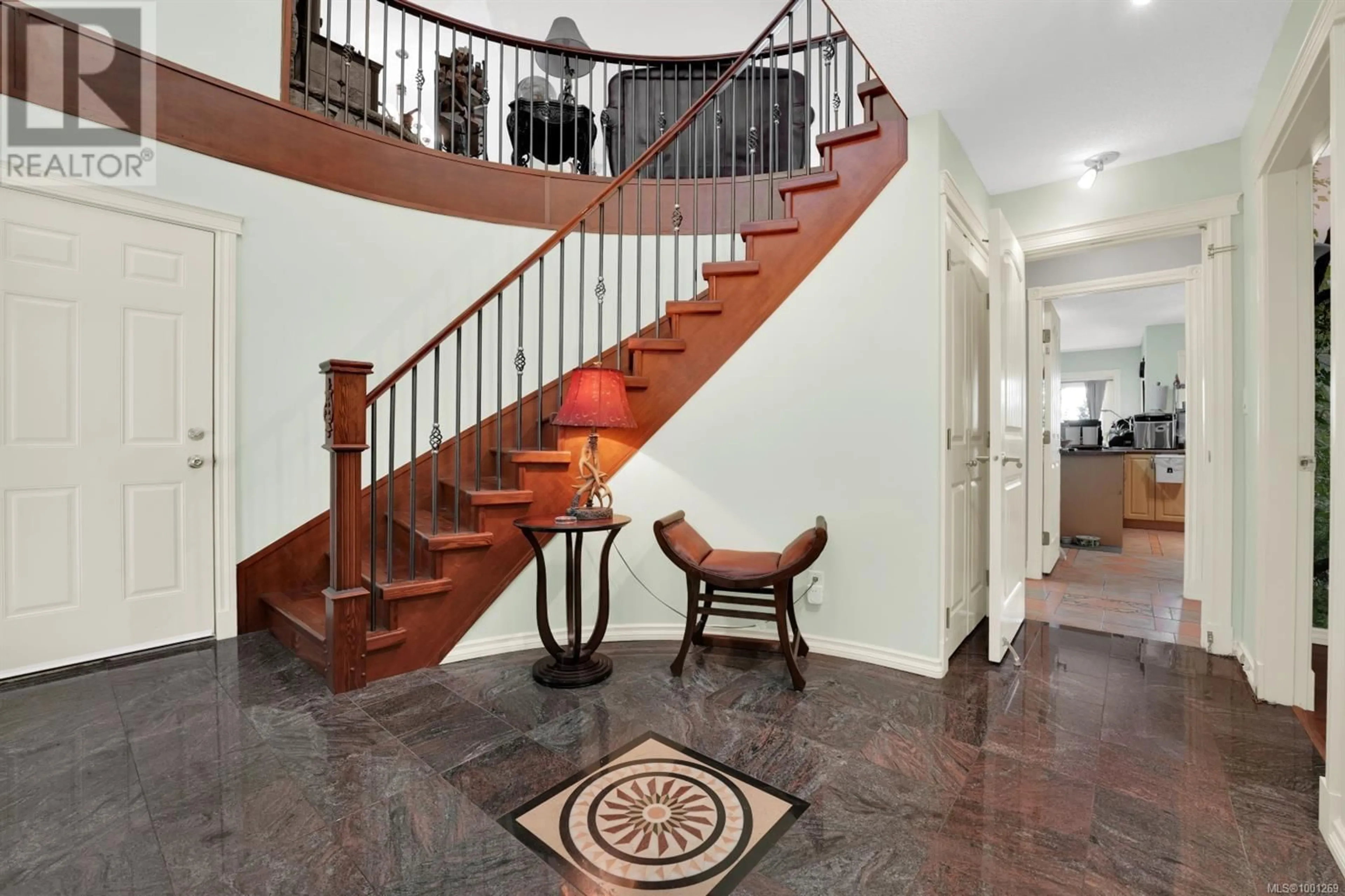 Indoor foyer for 2406 DEPARTURE BAY ROAD, Nanaimo British Columbia V9S3V8