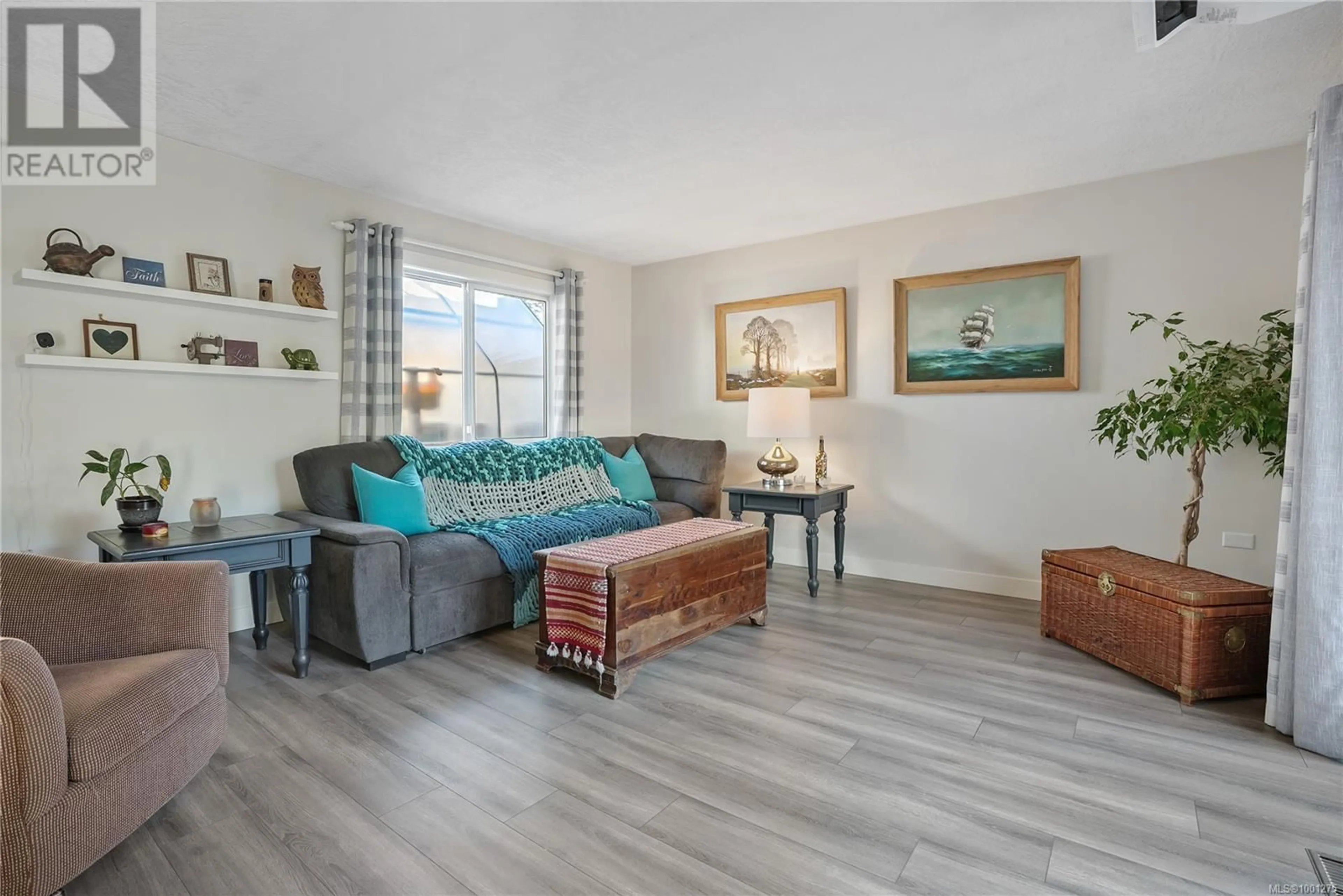 Living room with furniture, wood/laminate floor for B - 602 KILDEW ROAD, Colwood British Columbia V9B1Z5