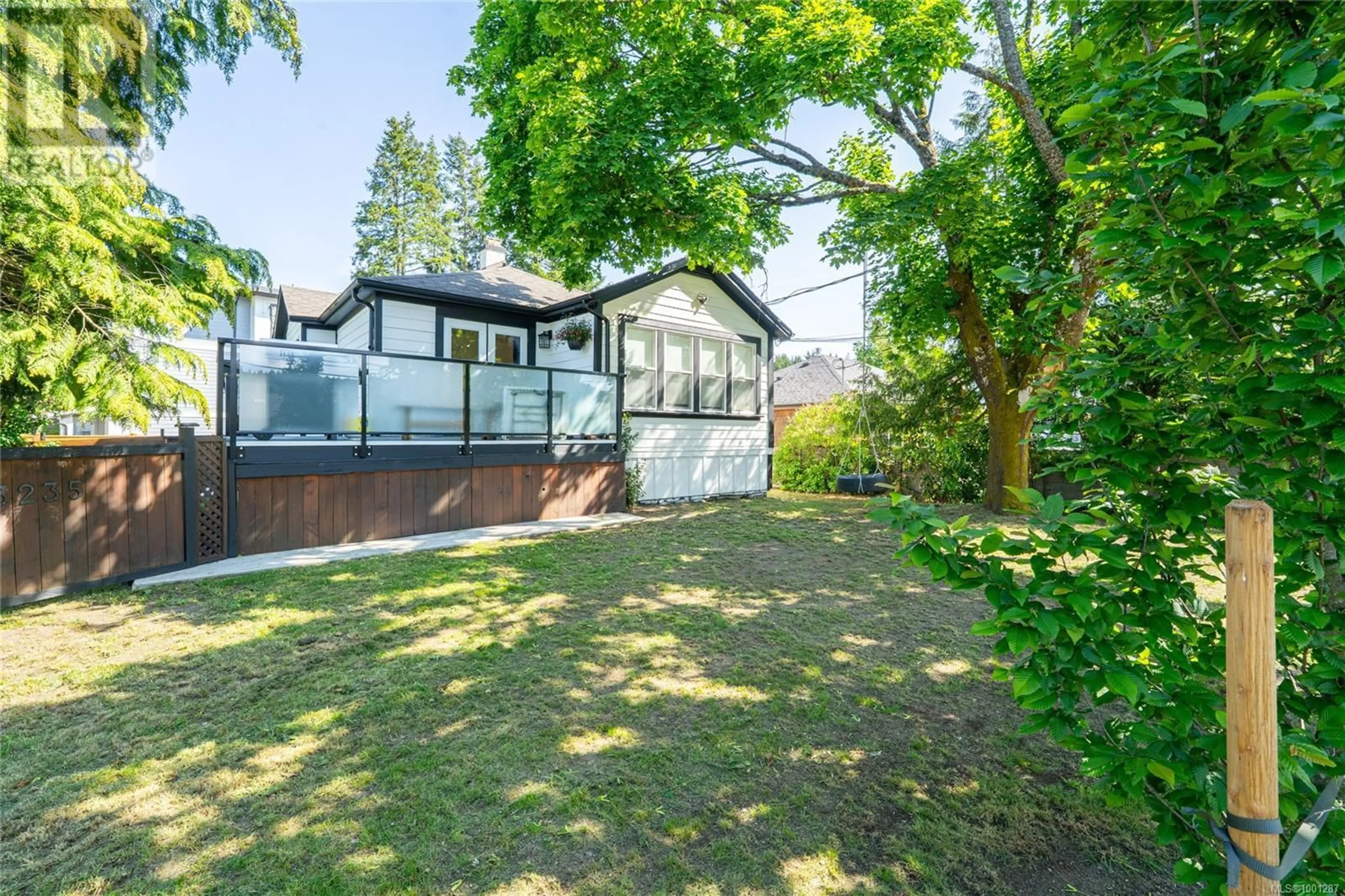 A pic from outside/outdoor area/front of a property/back of a property/a pic from drone, street for 981 ISABELL AVENUE, Langford British Columbia V9C2W2