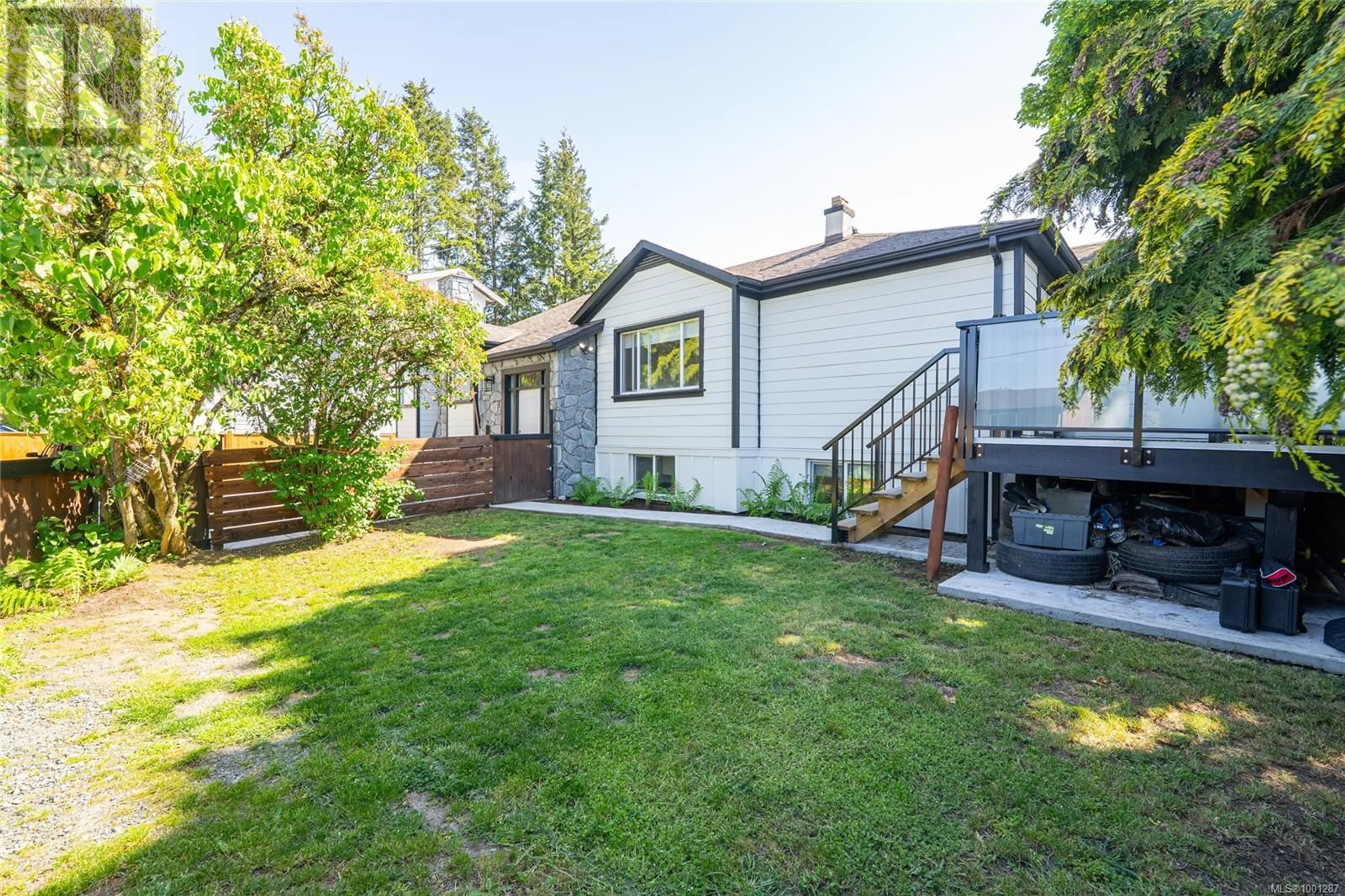 A pic from outside/outdoor area/front of a property/back of a property/a pic from drone, street for 981 ISABELL AVENUE, Langford British Columbia V9C2W2