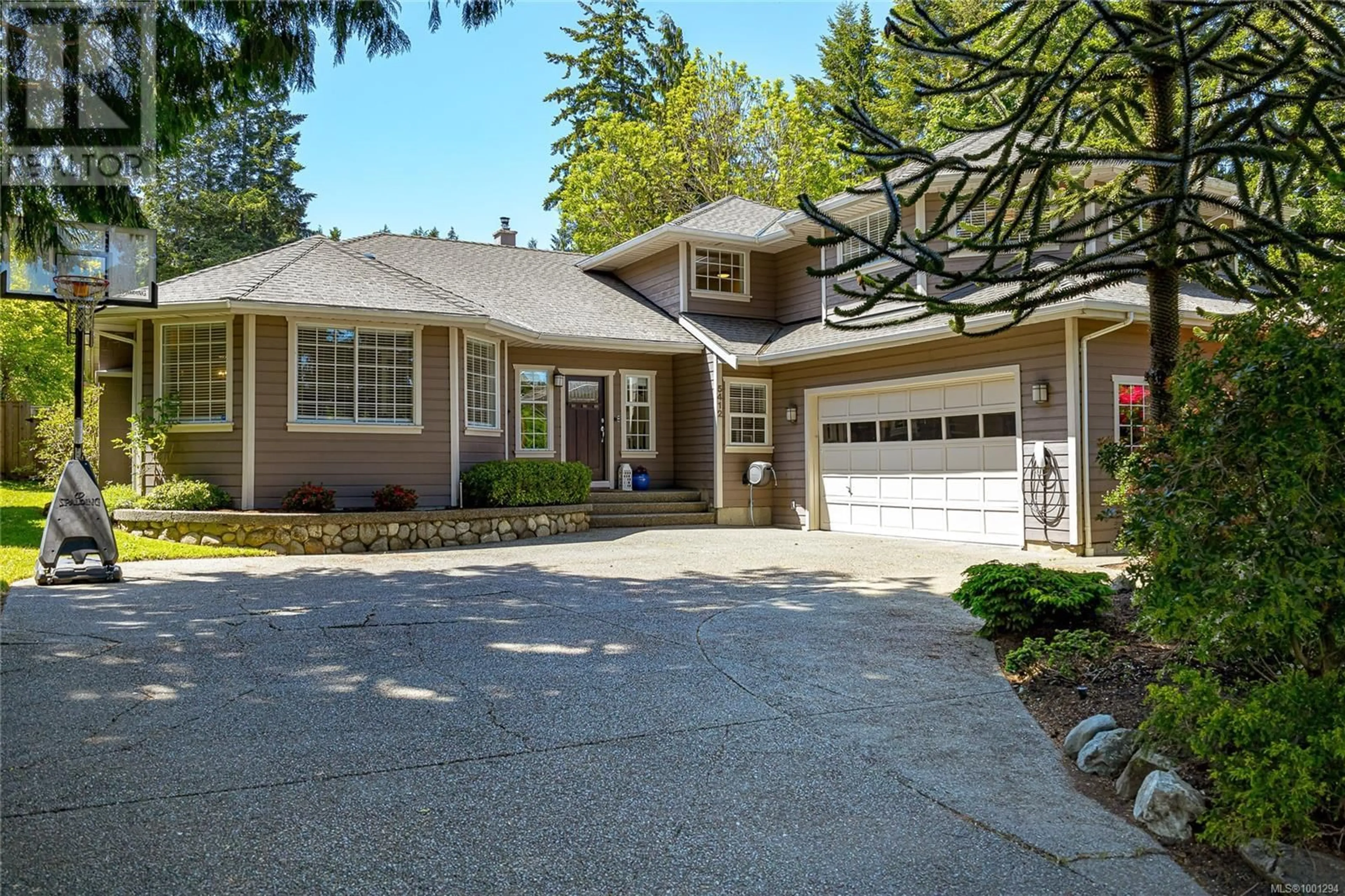 Home with vinyl exterior material, street for 5412 LOCHSIDE DRIVE, Saanich British Columbia V8Y2G7