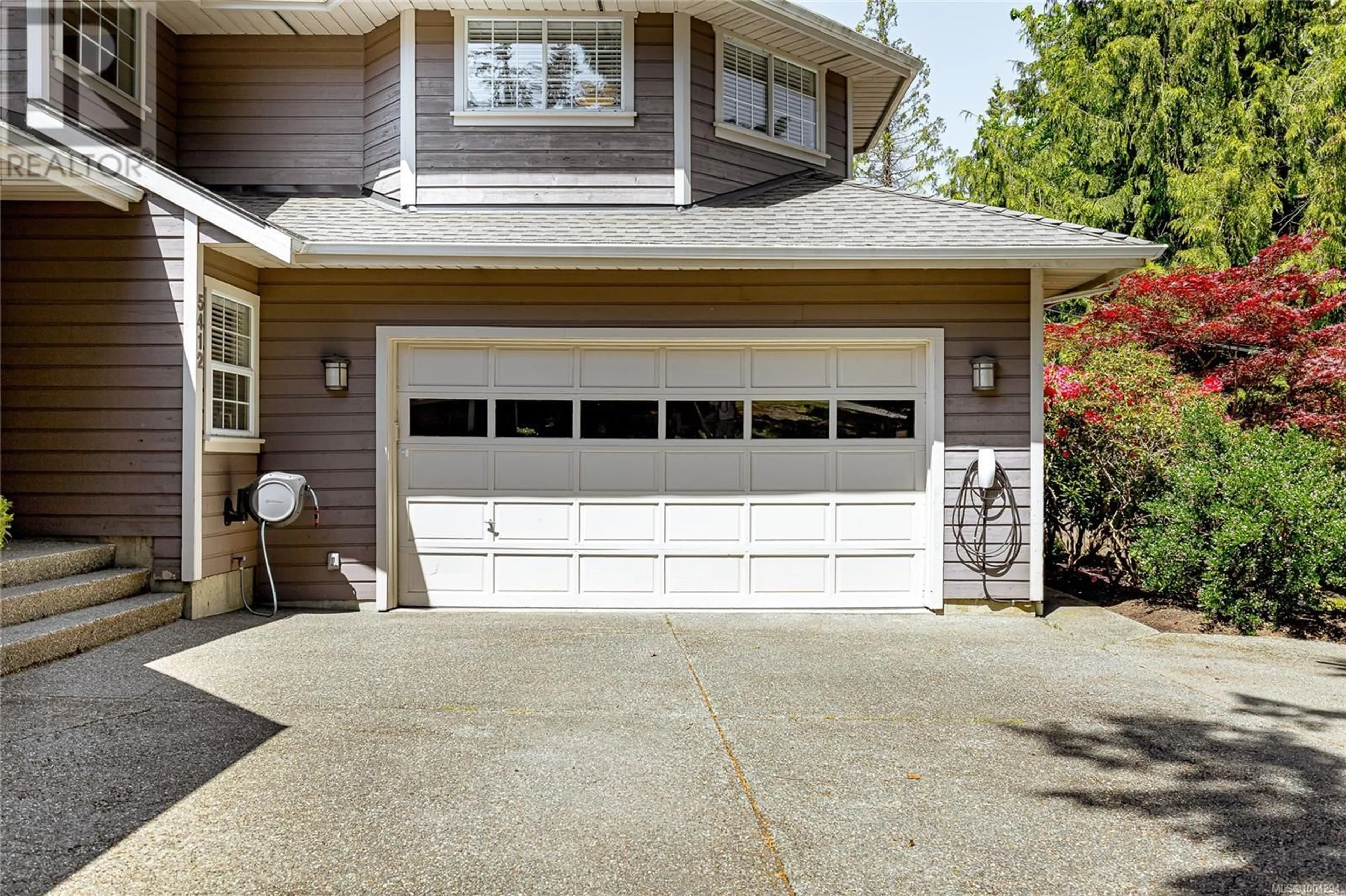 Home with vinyl exterior material, street for 5412 LOCHSIDE DRIVE, Saanich British Columbia V8Y2G7