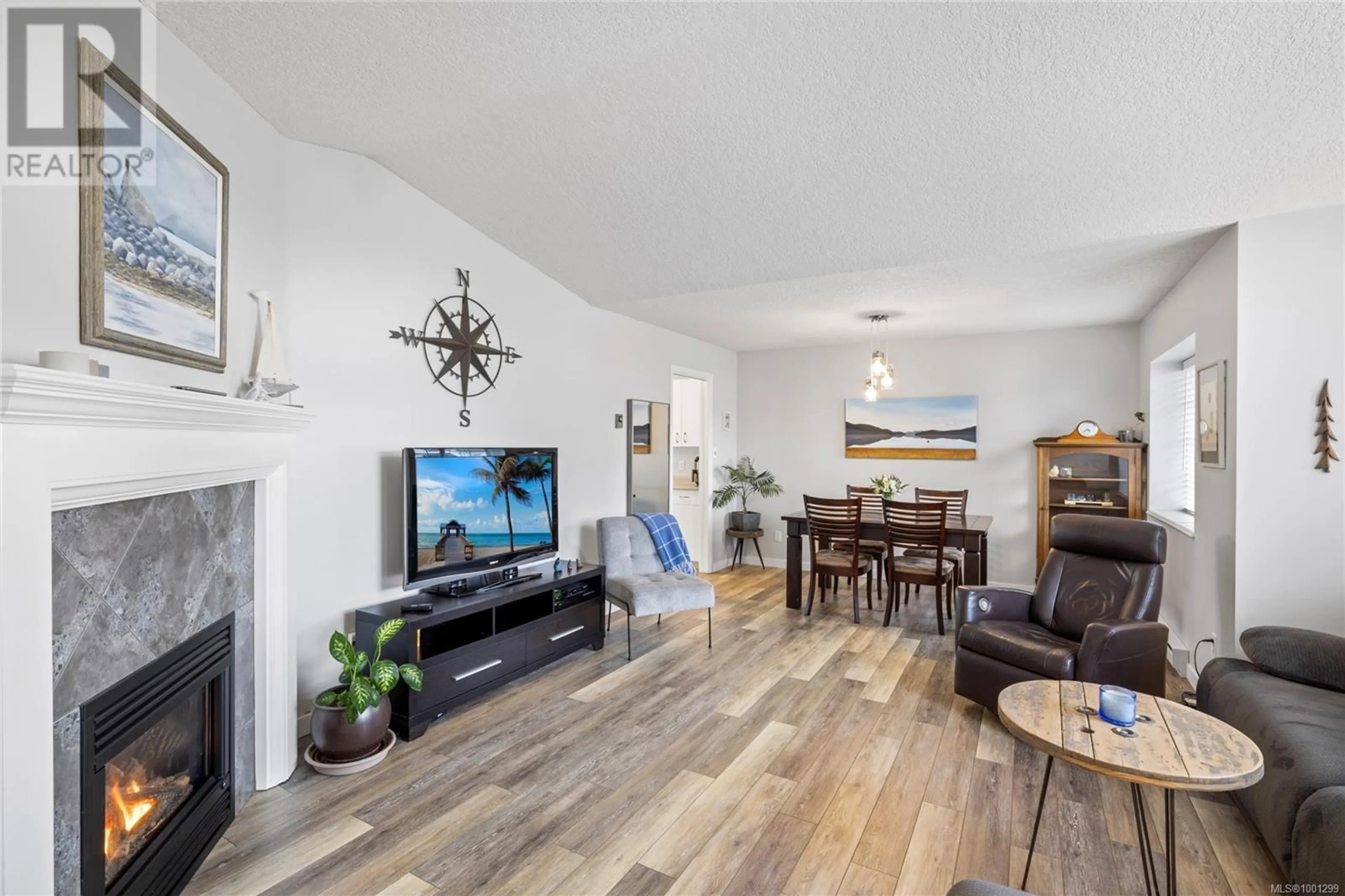 Living room with furniture, wood/laminate floor for 5904 NEWPORT DRIVE, Nanaimo British Columbia V9V1J6