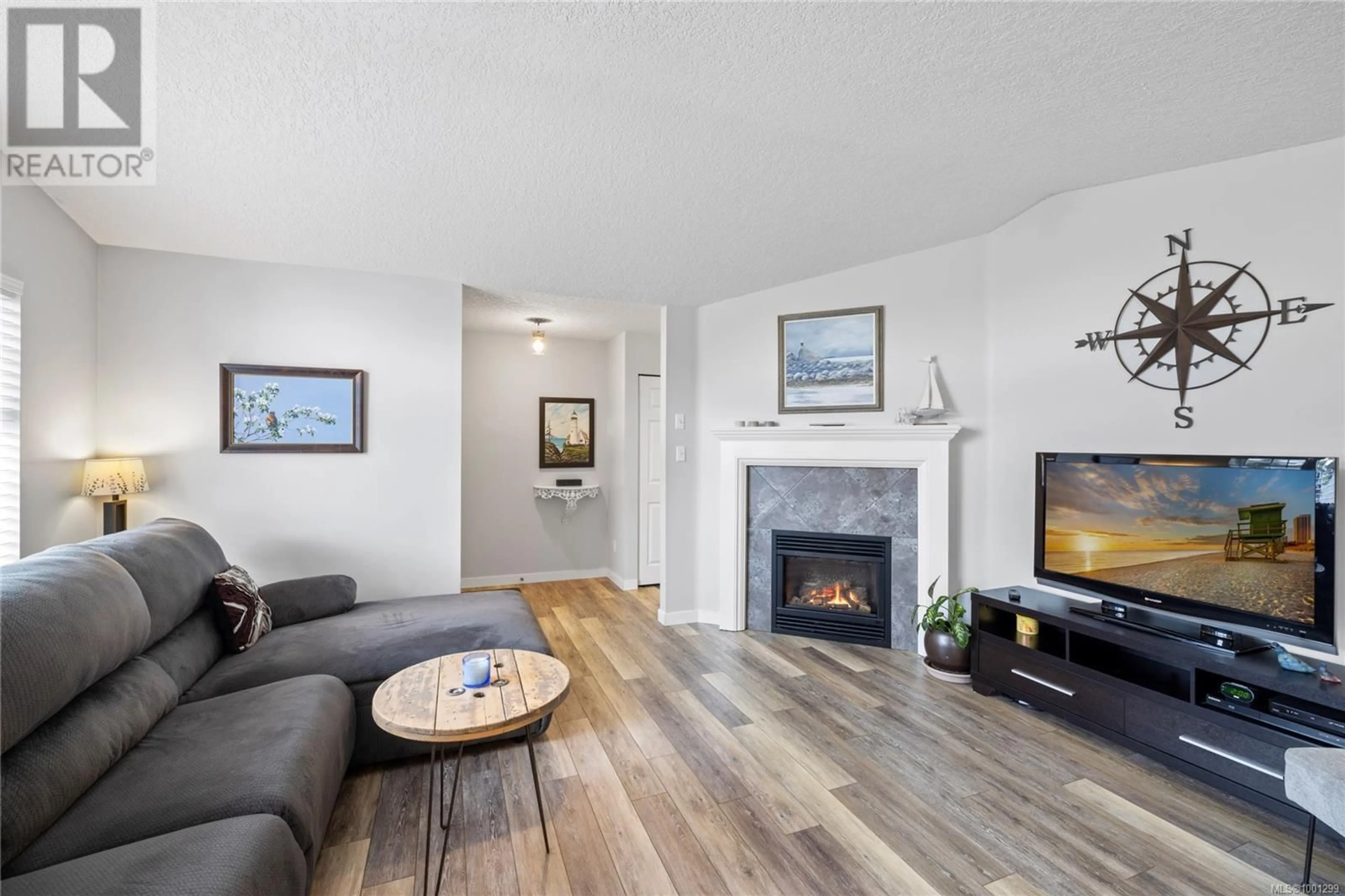 Living room with furniture, wood/laminate floor for 5904 NEWPORT DRIVE, Nanaimo British Columbia V9V1J6