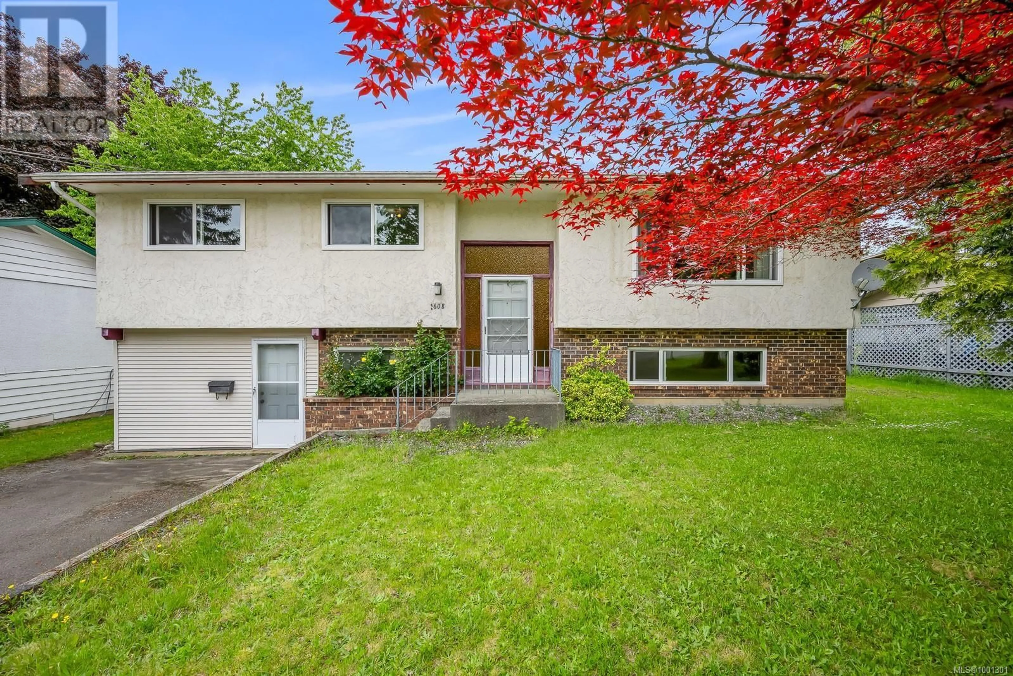 Home with vinyl exterior material, street for 1608 MCLAUCHLIN AVENUE, Courtenay British Columbia B9N3V8