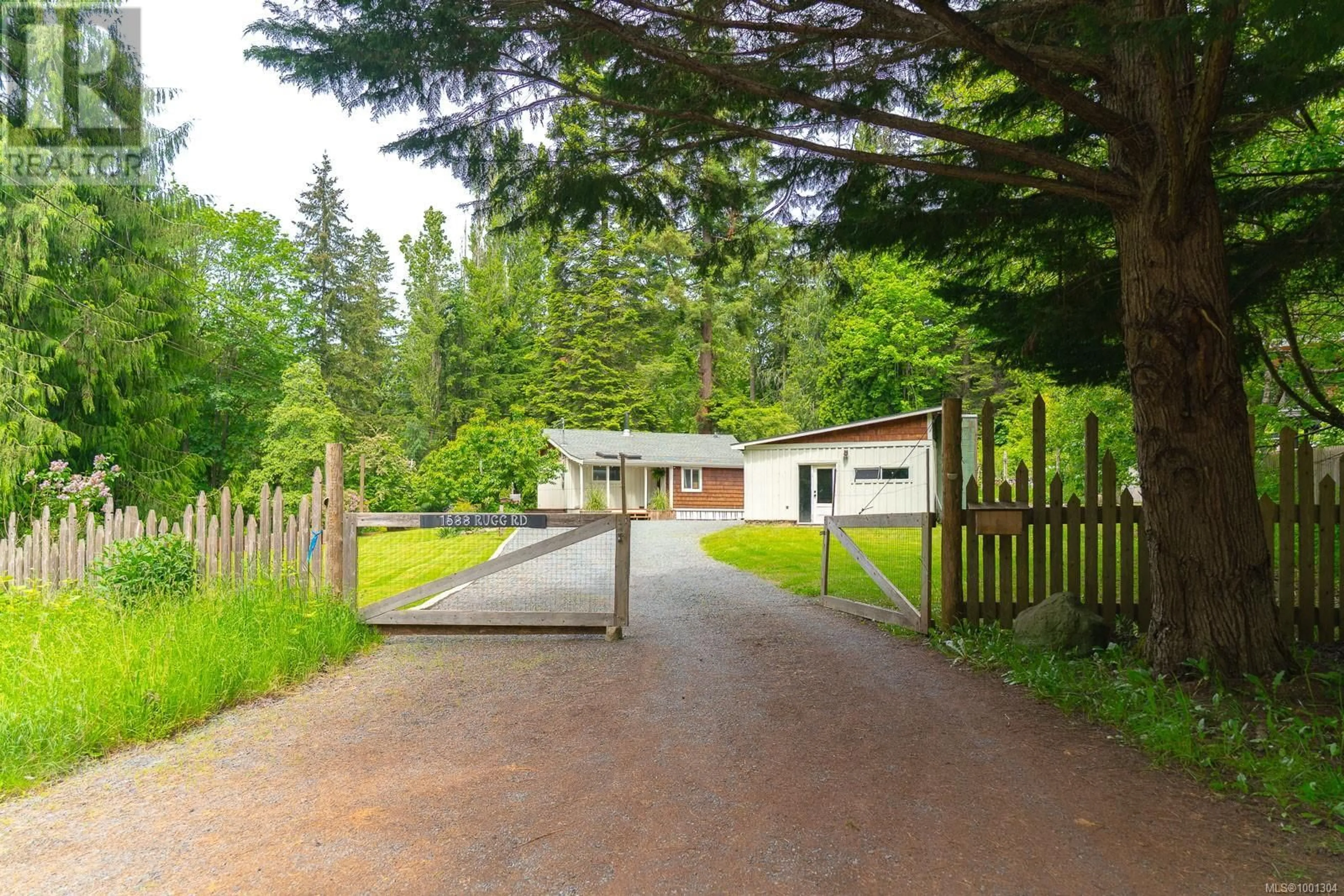 A pic from outside/outdoor area/front of a property/back of a property/a pic from drone, unknown for 1588 RUGG ROAD, Nanaimo British Columbia V9X1N1
