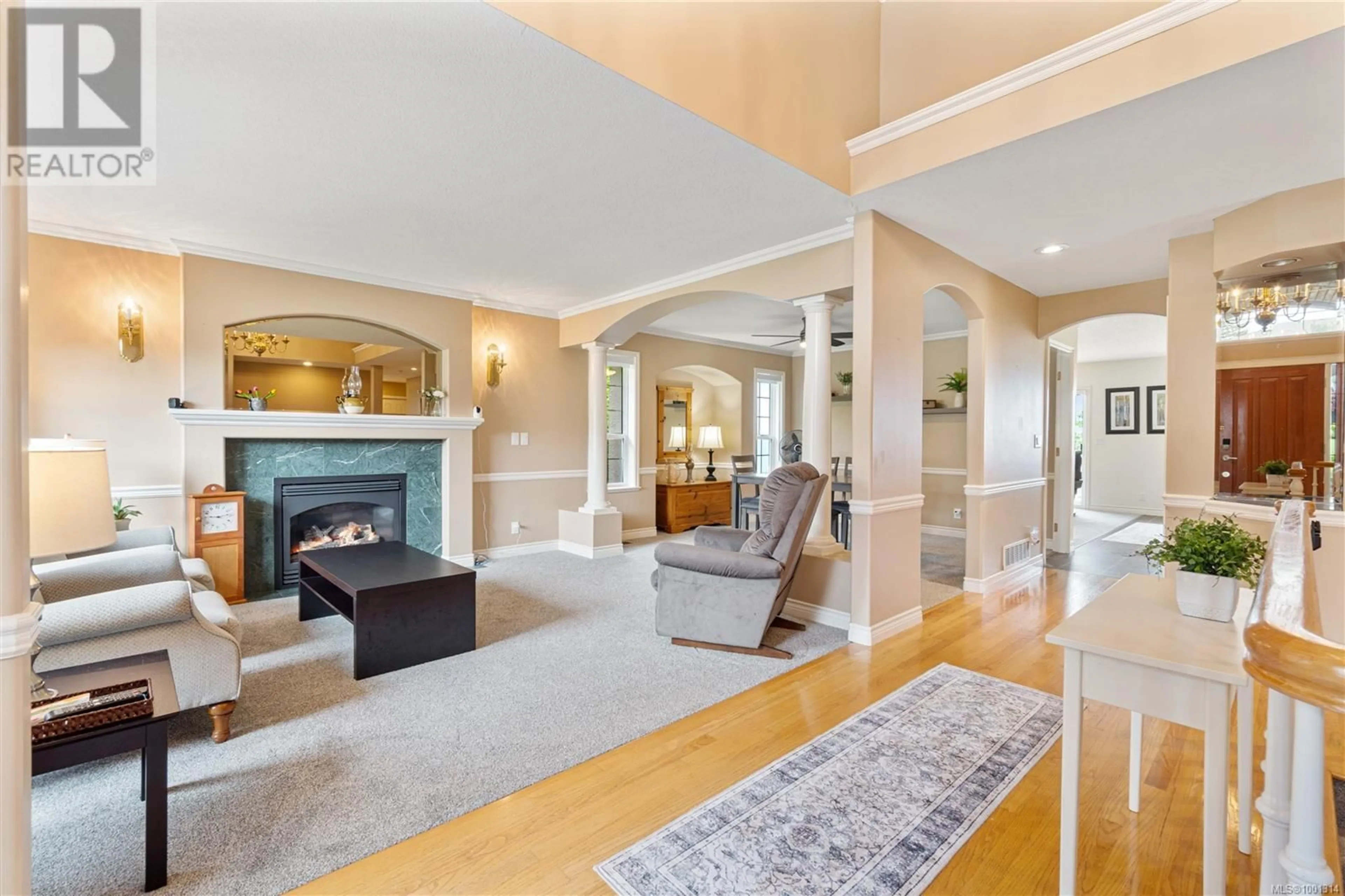 Indoor foyer for 6122 LA MARCHE PLACE, Nanaimo British Columbia V9V1C3