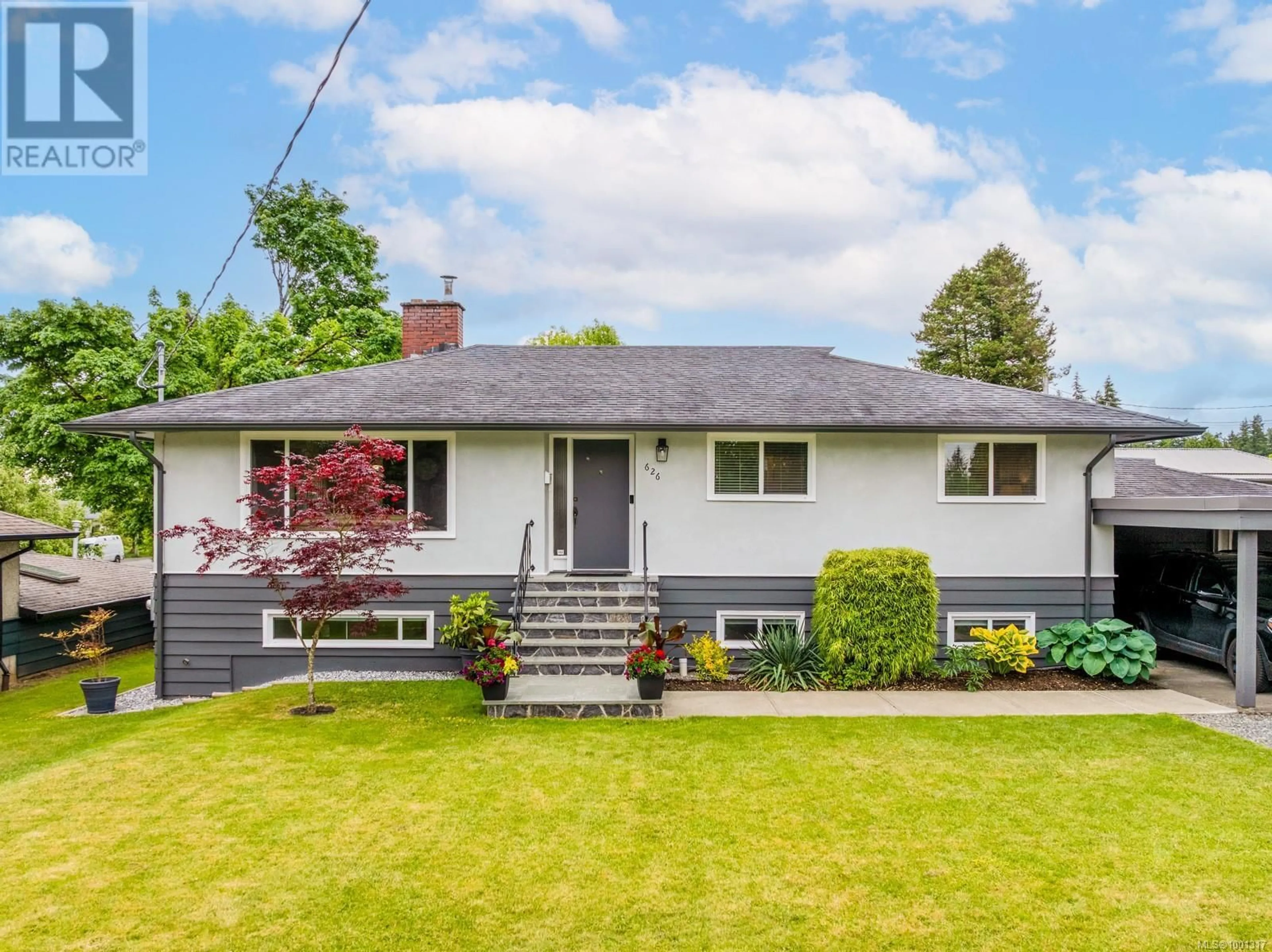 Home with vinyl exterior material, street for 626 17TH STREET, Courtenay British Columbia V9N1Z1