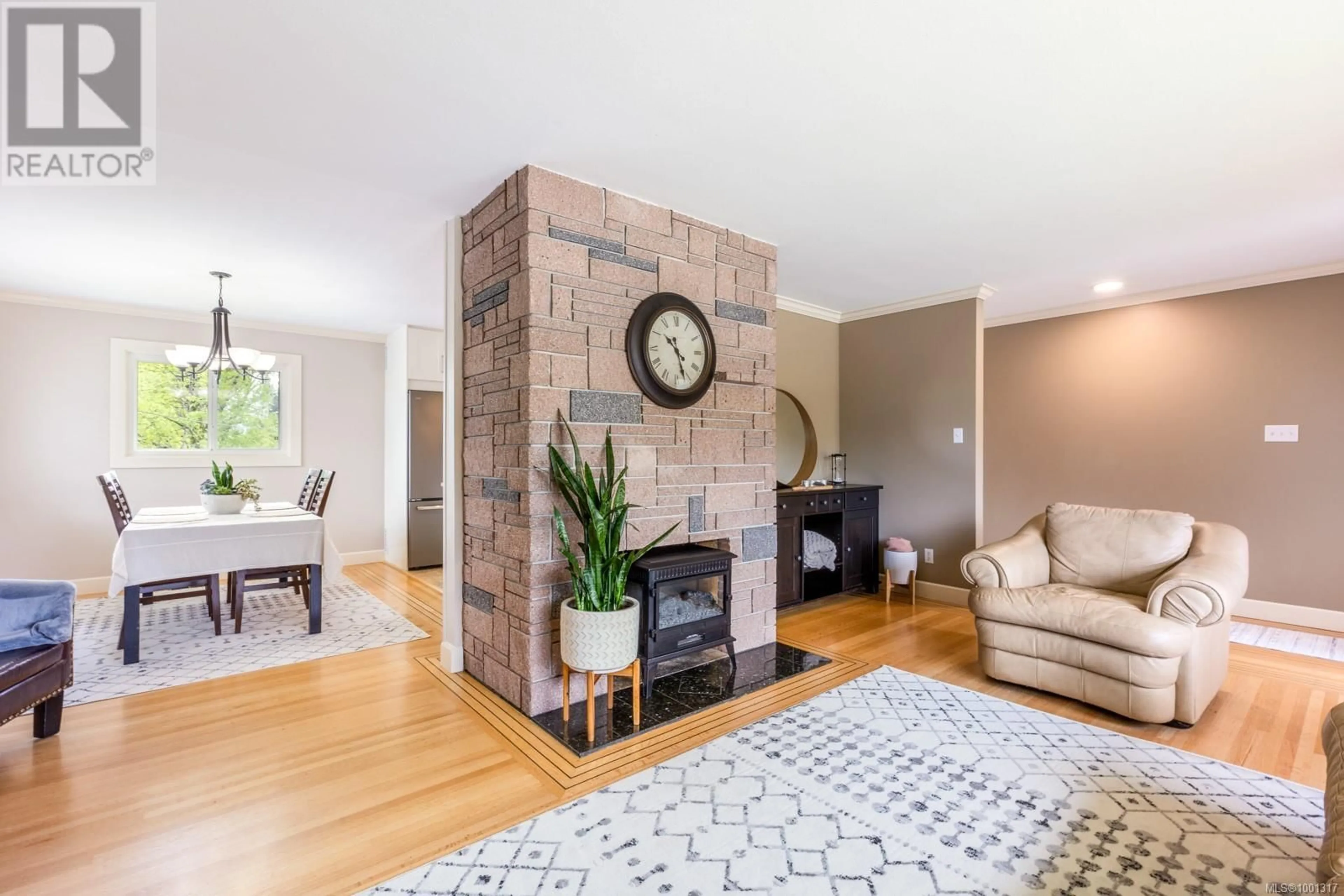 Living room with furniture, unknown for 626 17TH STREET, Courtenay British Columbia V9N1Z1