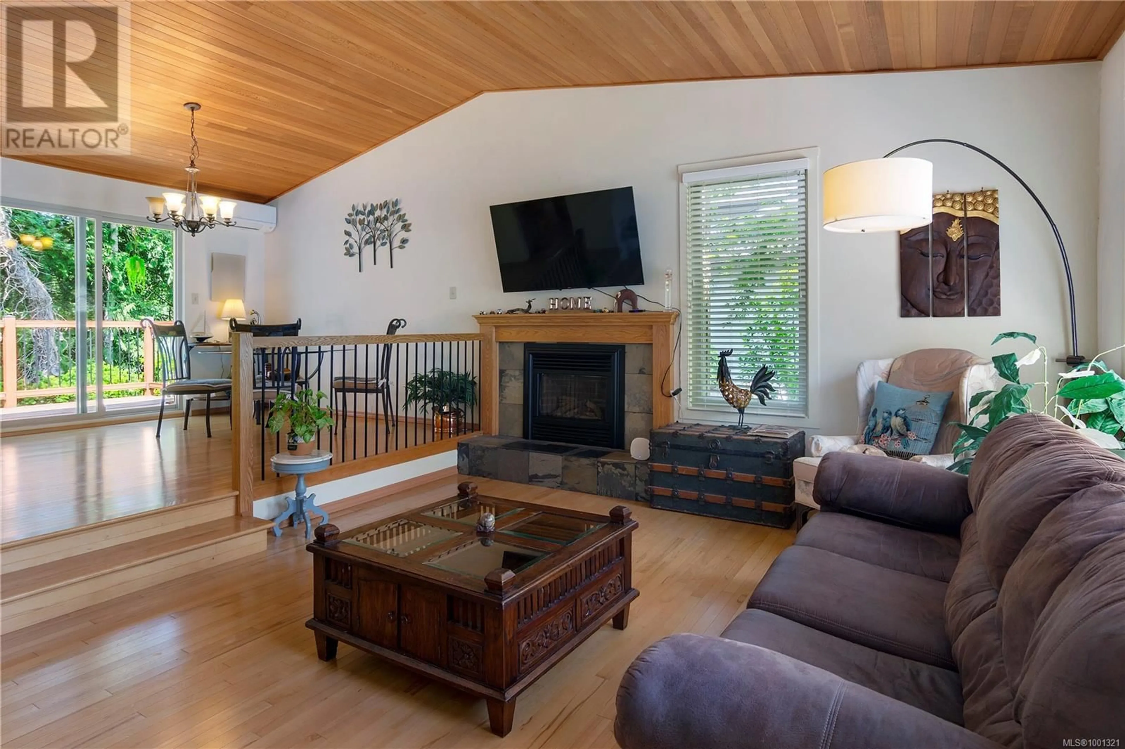 Living room with furniture, wood/laminate floor for 3527 FAIRVIEW DRIVE, Nanaimo British Columbia V9T4R5