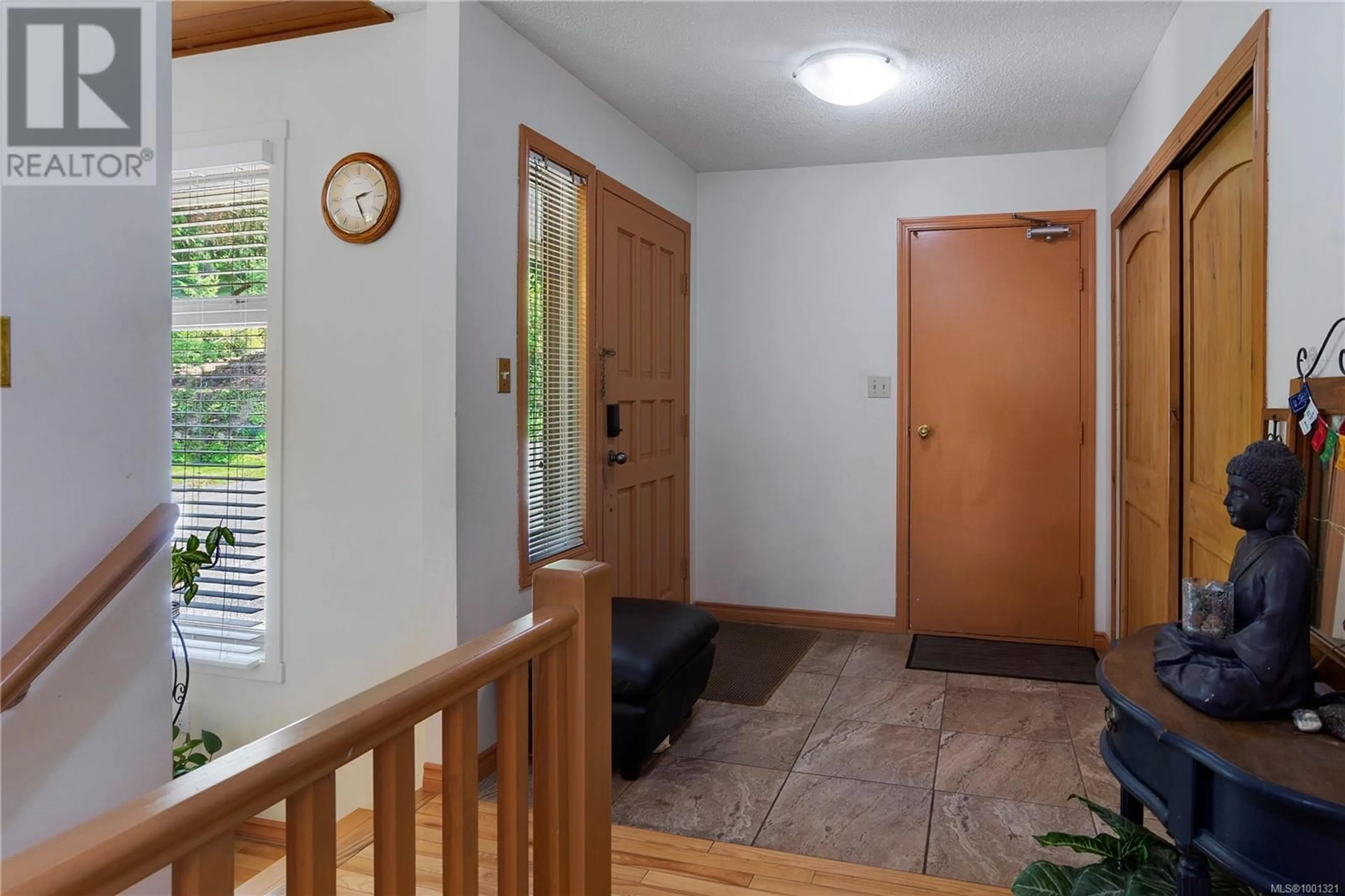 Indoor entryway for 3527 FAIRVIEW DRIVE, Nanaimo British Columbia V9T4R5